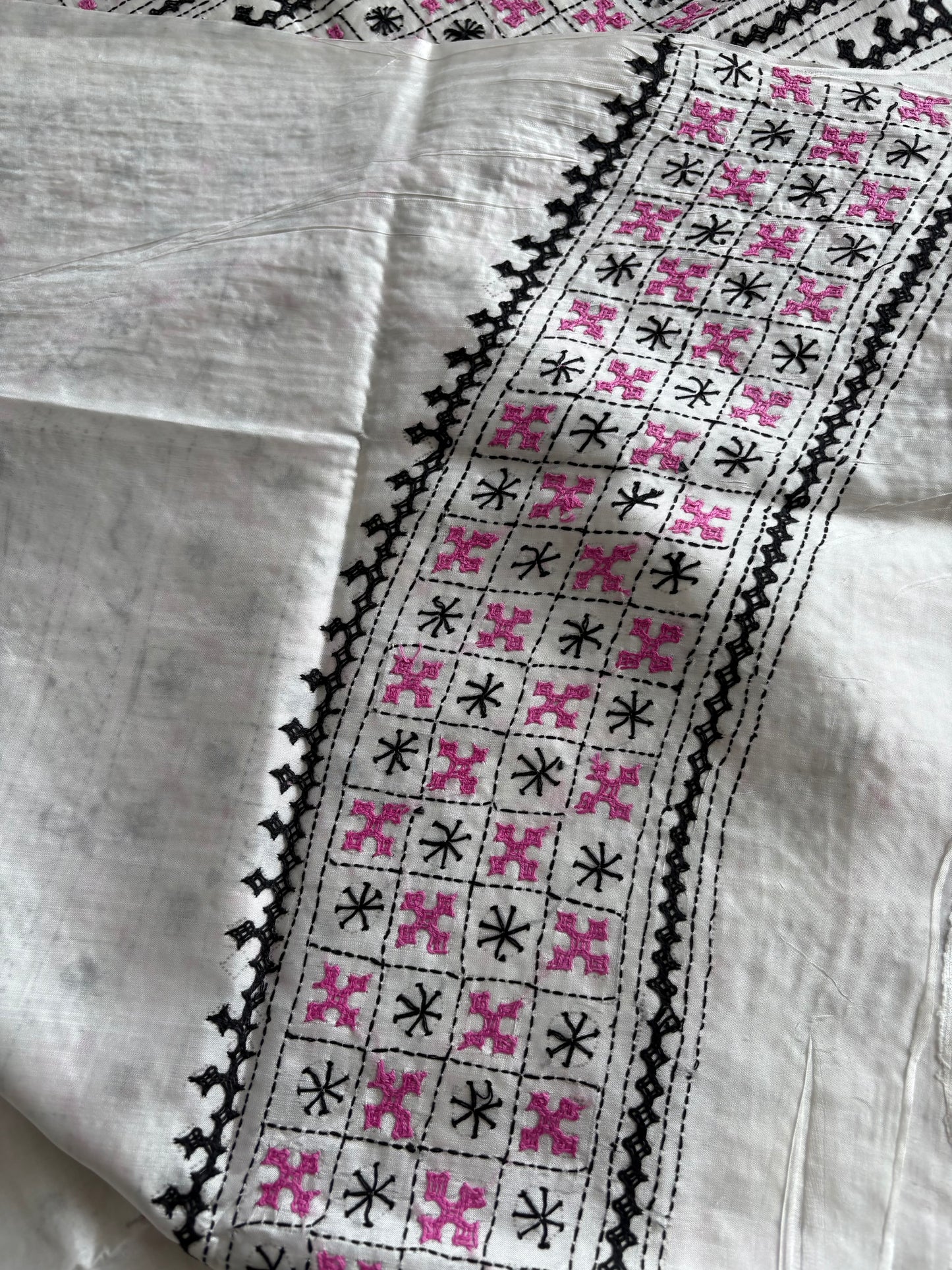 Kutch Hand Embroidered Blended Banglore Silk/art Silk Saree