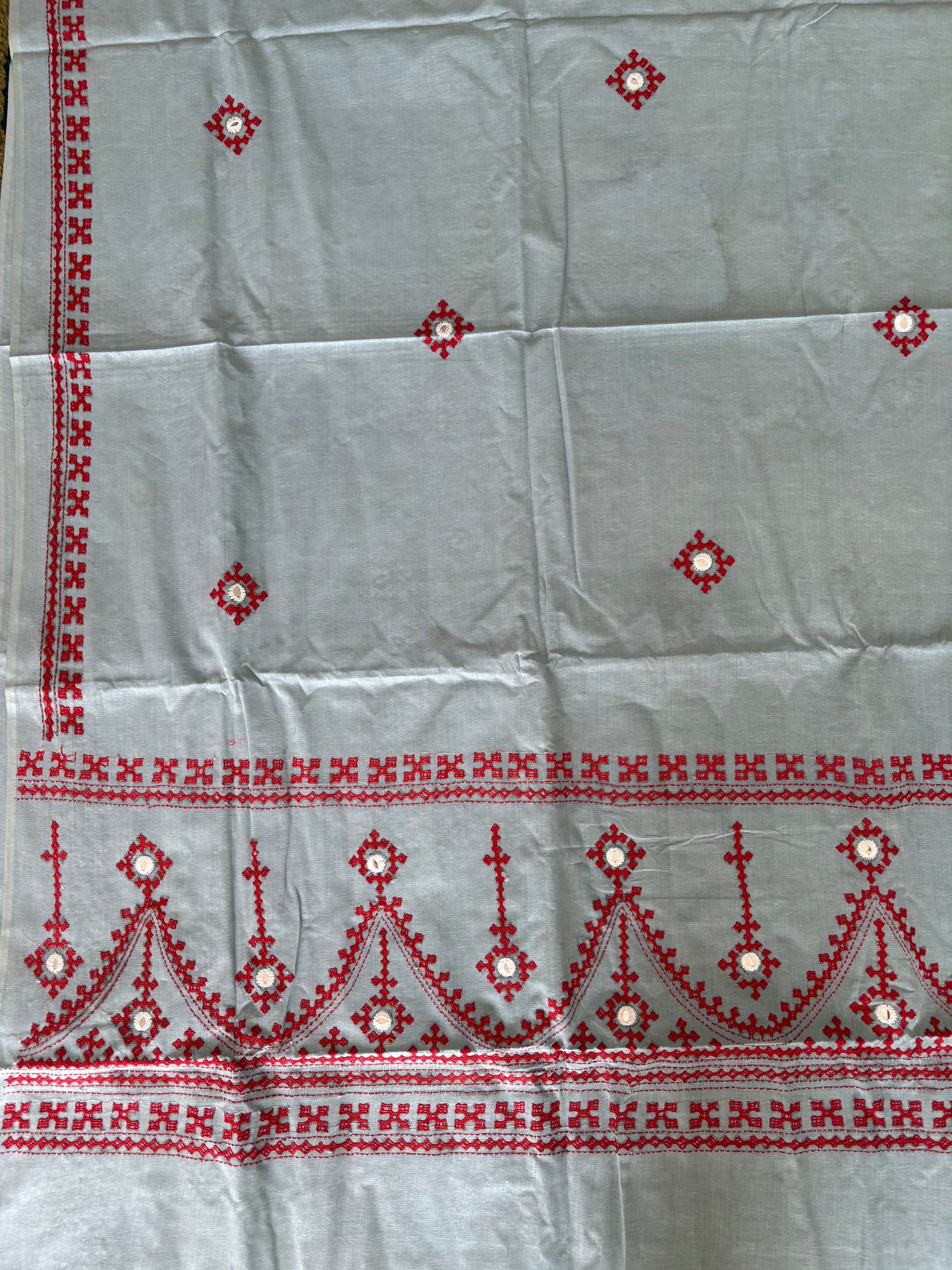 Gujrati Stitch/Kutchi Hand Embroidered malmal Cotton Saree - Grey