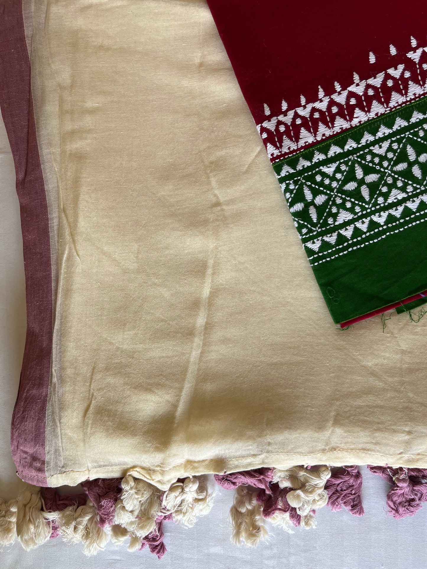 Plain Mul Cotton Saree With Kantha Blouse – Off White
