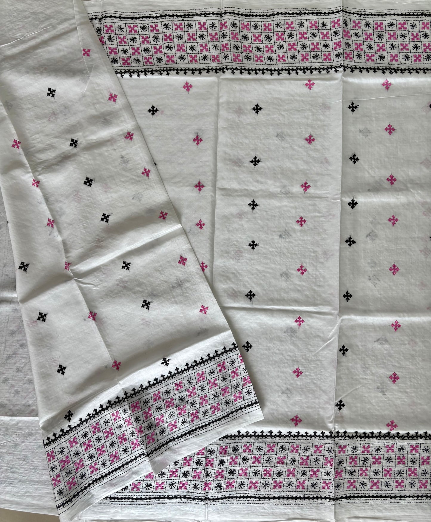 Kutch Hand Embroidered Blended Banglore Silk/art Silk Saree