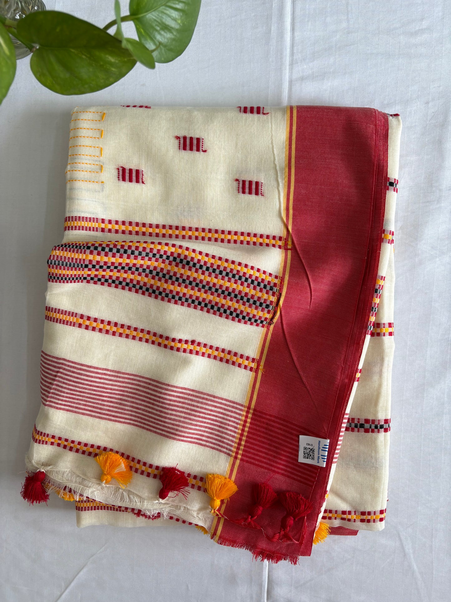 Pure Cotton handwoven Saree (Handloom Marked) - Off white