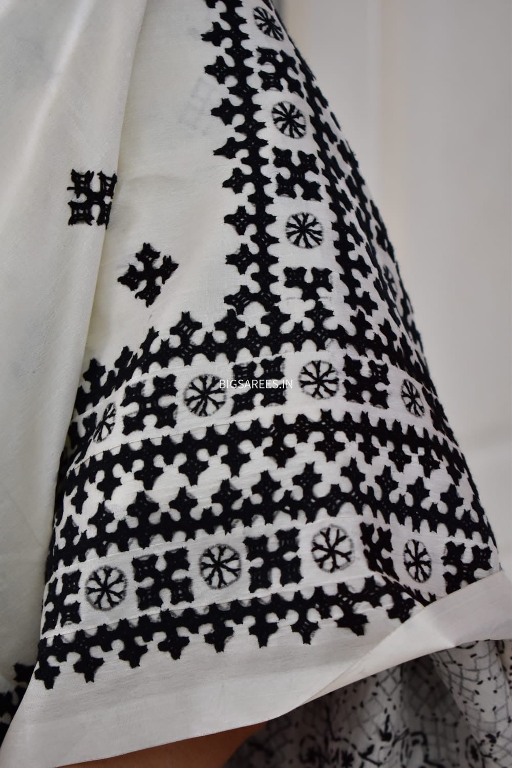 Kutchi/Gujarati Hand Embroidered Saree | Blended Bangalore Silk / Art Silk | off white
