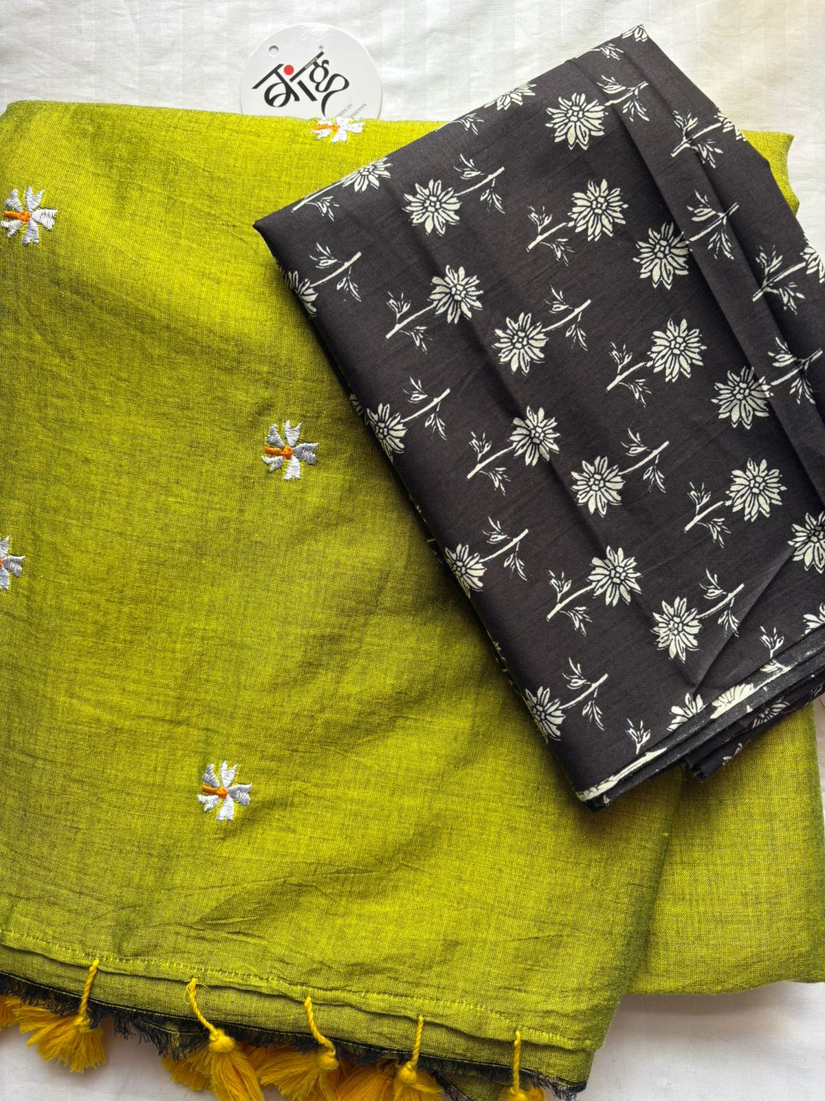 Night Jasmine Motif Saree With Blouse | Acrylic Cotton Blend | Pear