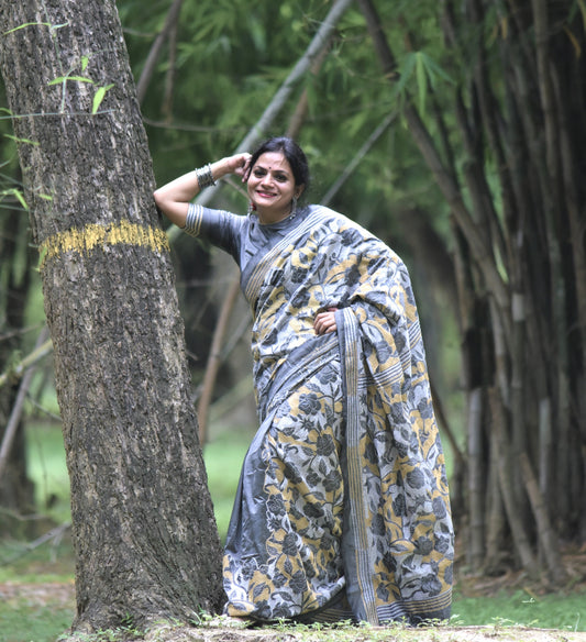 women wearing Kantha stitch Saree