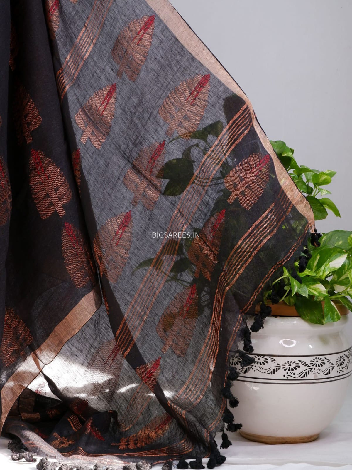 Pure Jayshree Linen Saree | Jamdani pattern | Black