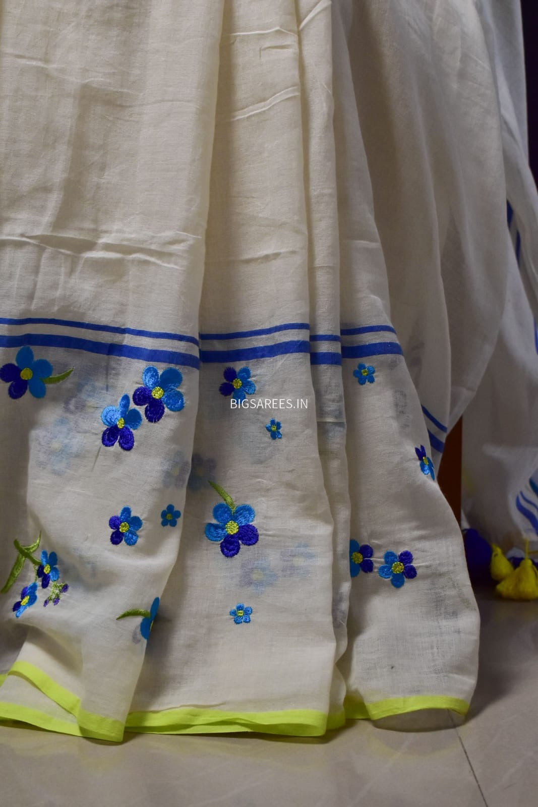 Mul Cotton Saree With Blouse | Machine Embroidery | White