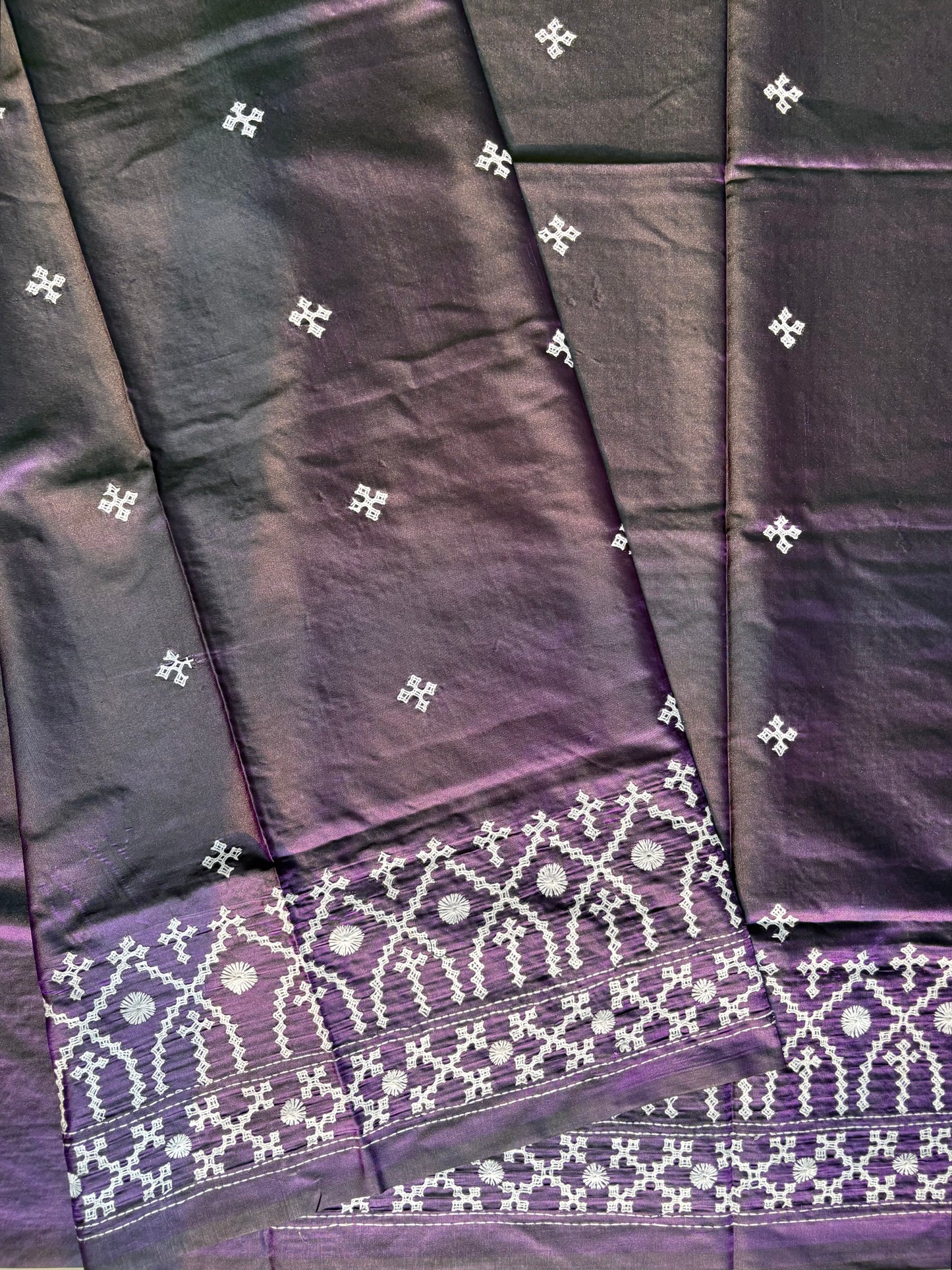 Kutch Hand Embroidered Blended Banglore Silk/Art Silk Saree