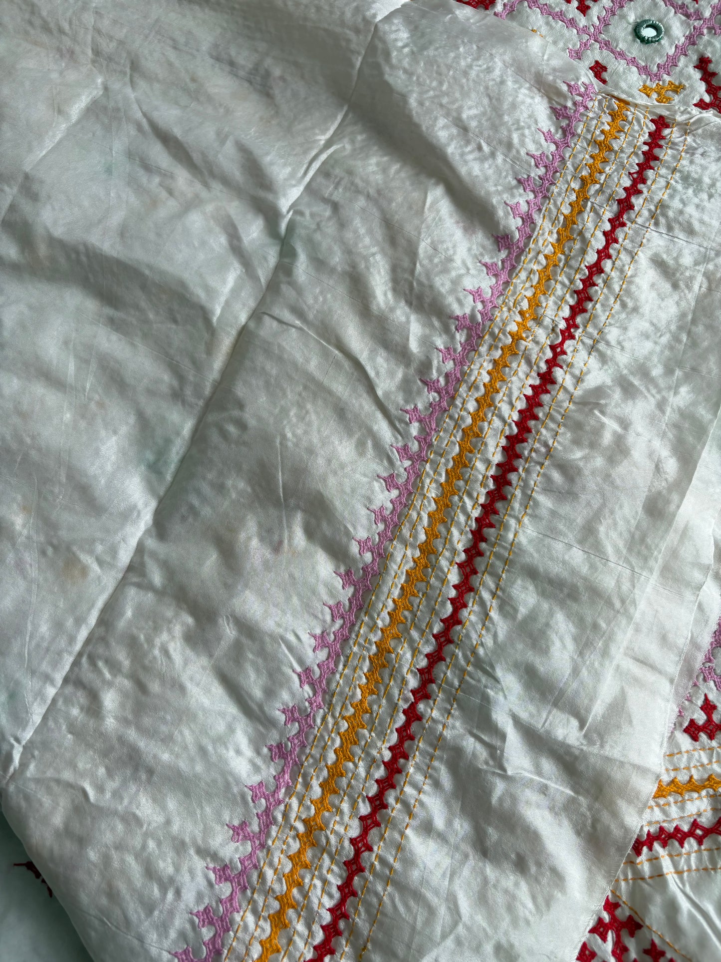 Heavy real mirror work Gujrati Stitch/Kutchi Bharat/Sindhi Hand Embroidered Art Silk Saree with blouse - white