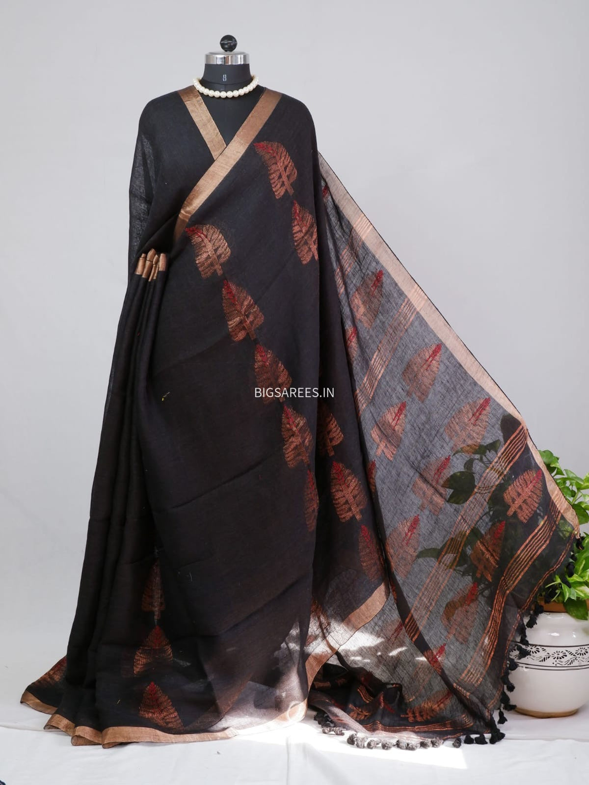 Pure Jayshree Linen Saree | Jamdani pattern | Black