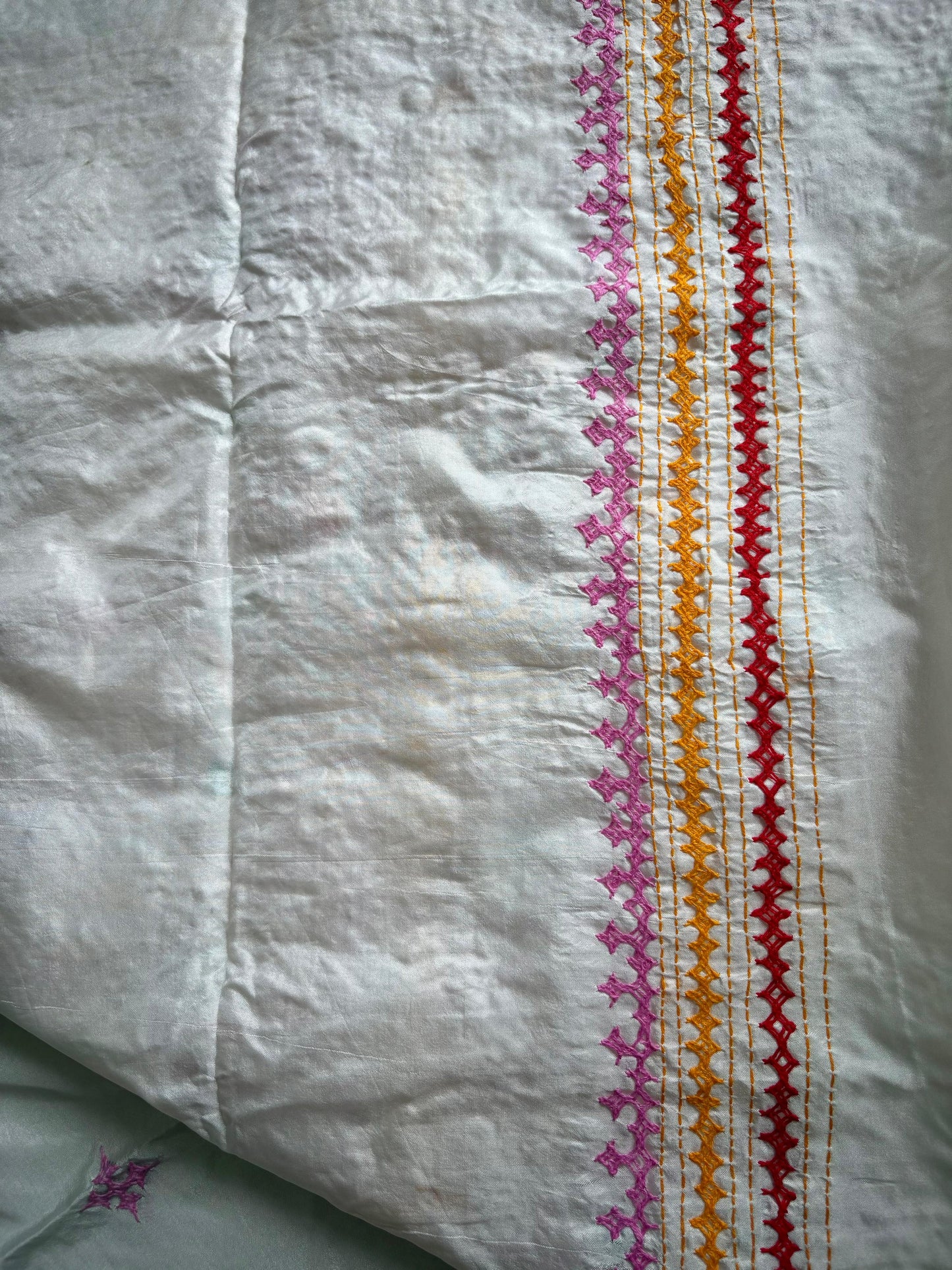 Off White Kutch Hand Embroidered Blended Banglore Silk/Art Silk Saree
