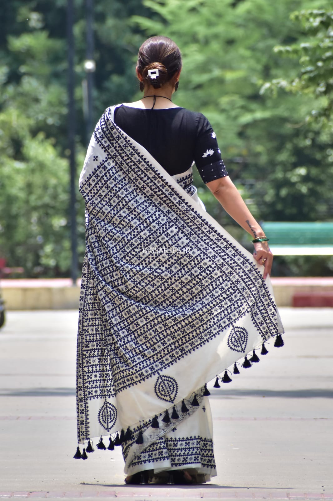 Kutchi/Gujarati Hand Embroidered Saree  | Blended Bangalore Silk / Art Silk | off white