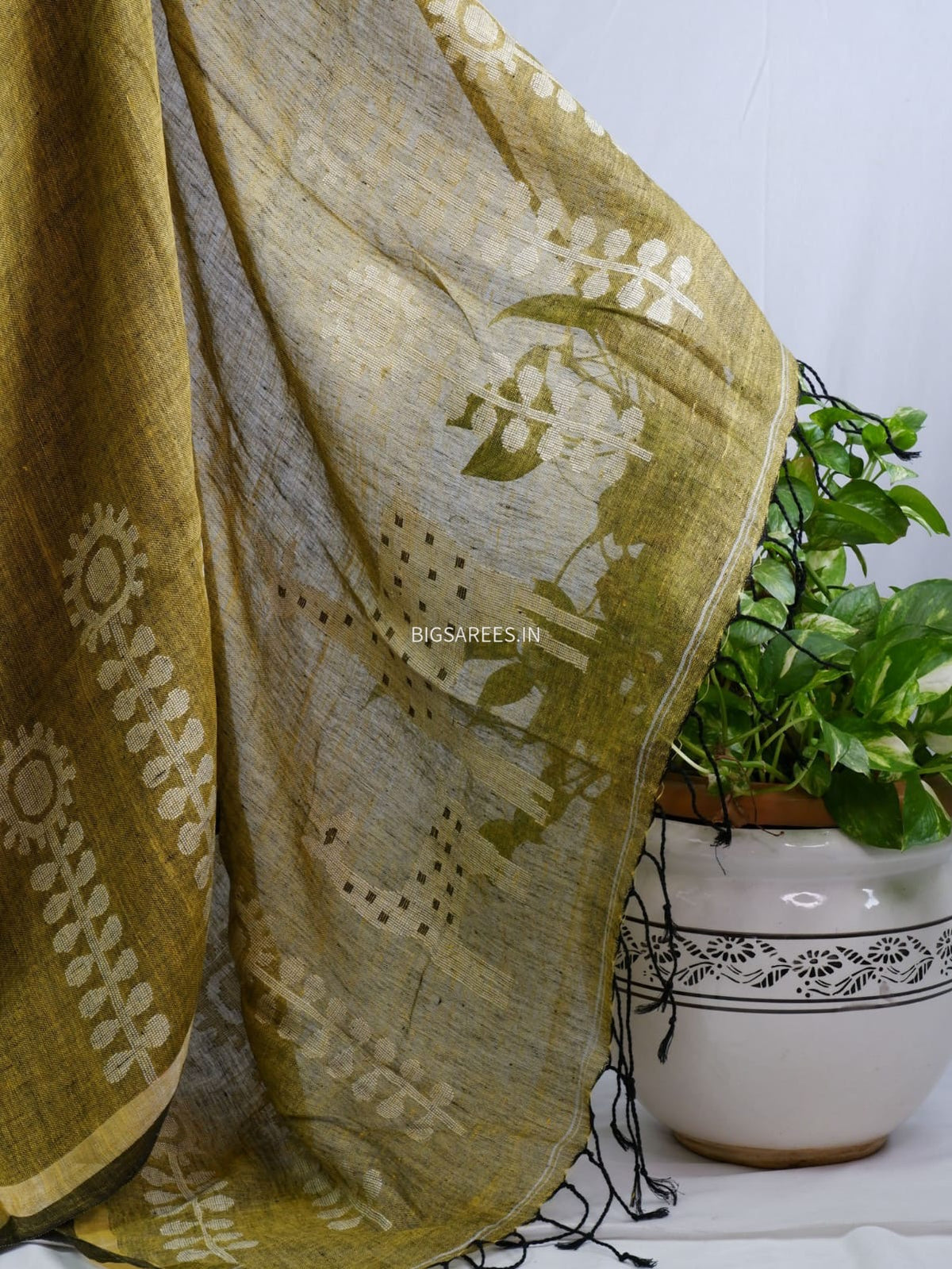 Pure Jayshree Linen Saree | Jamdani pattern | Mehandi Green