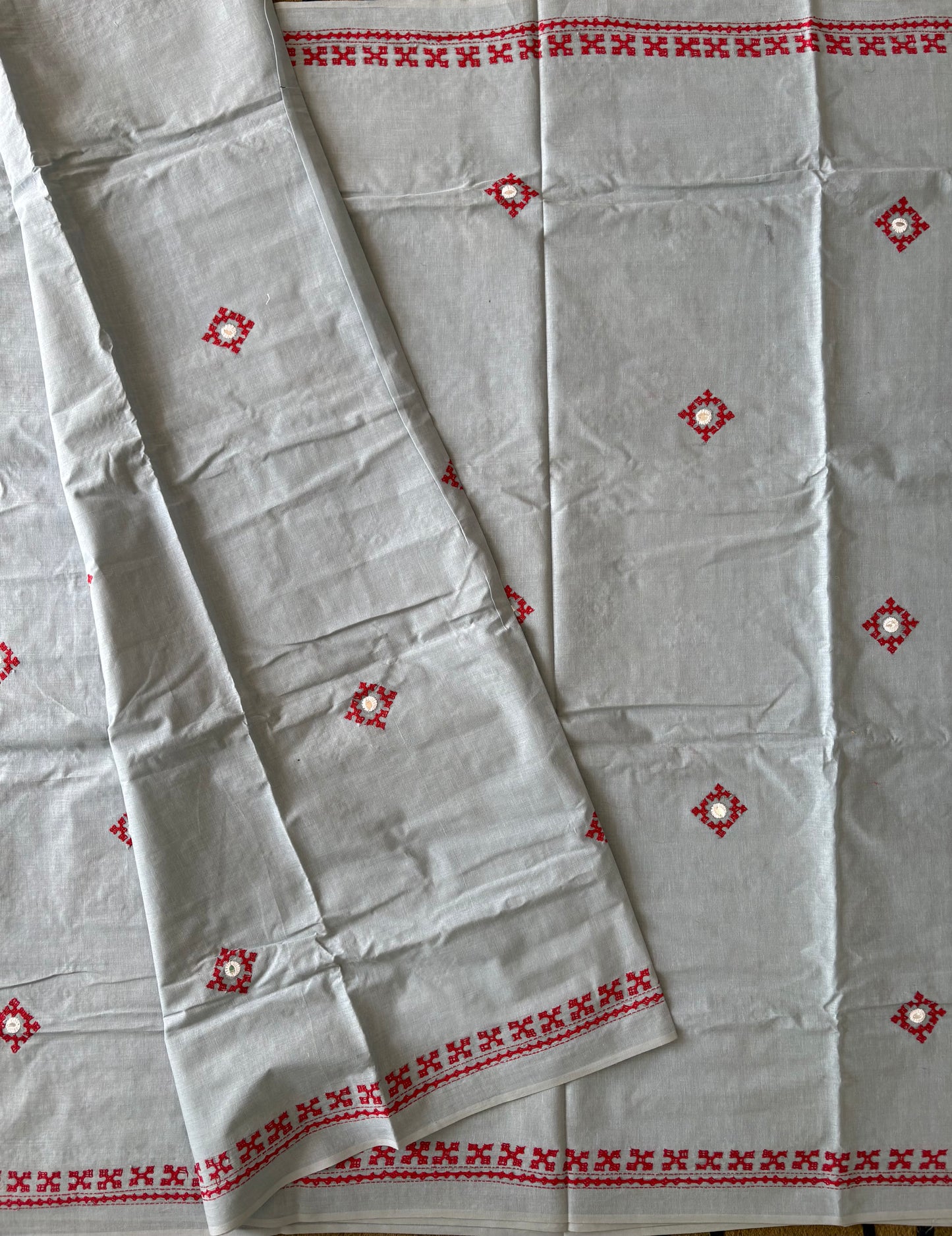 Gujrati Stitch/Kutchi Hand Embroidered malmal Cotton Saree - Grey