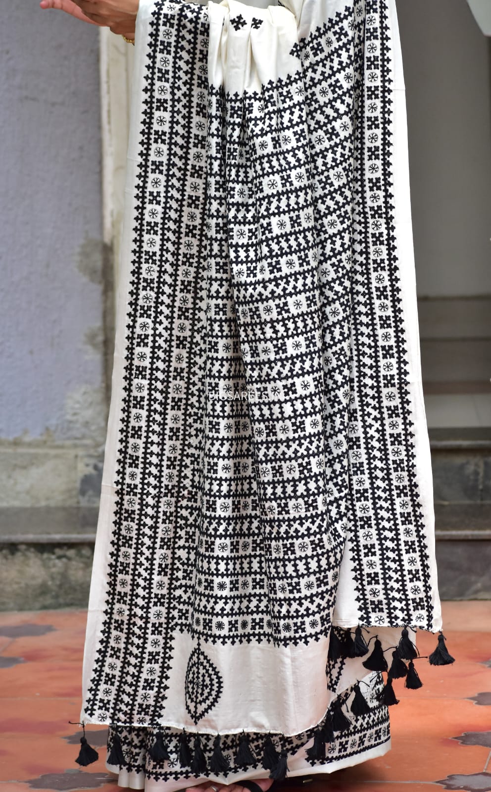 Kutchi/Gujarati Hand Embroidered Saree  | Blended Bangalore Silk / Art Silk | off white