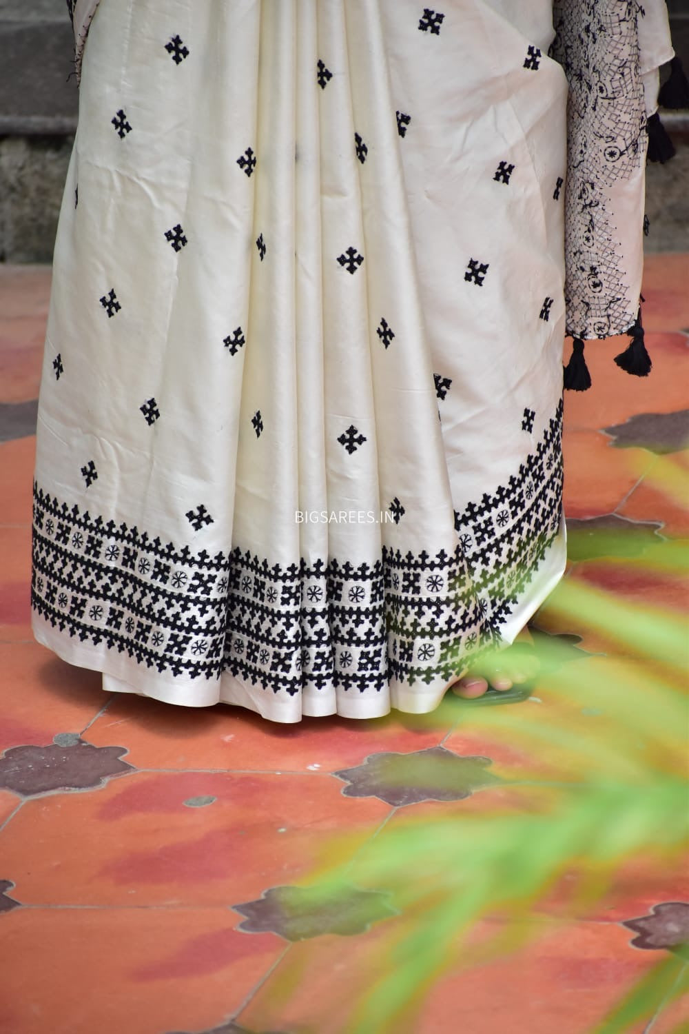 Kutchi/Gujarati Hand Embroidered Saree  | Blended Bangalore Silk / Art Silk | off white