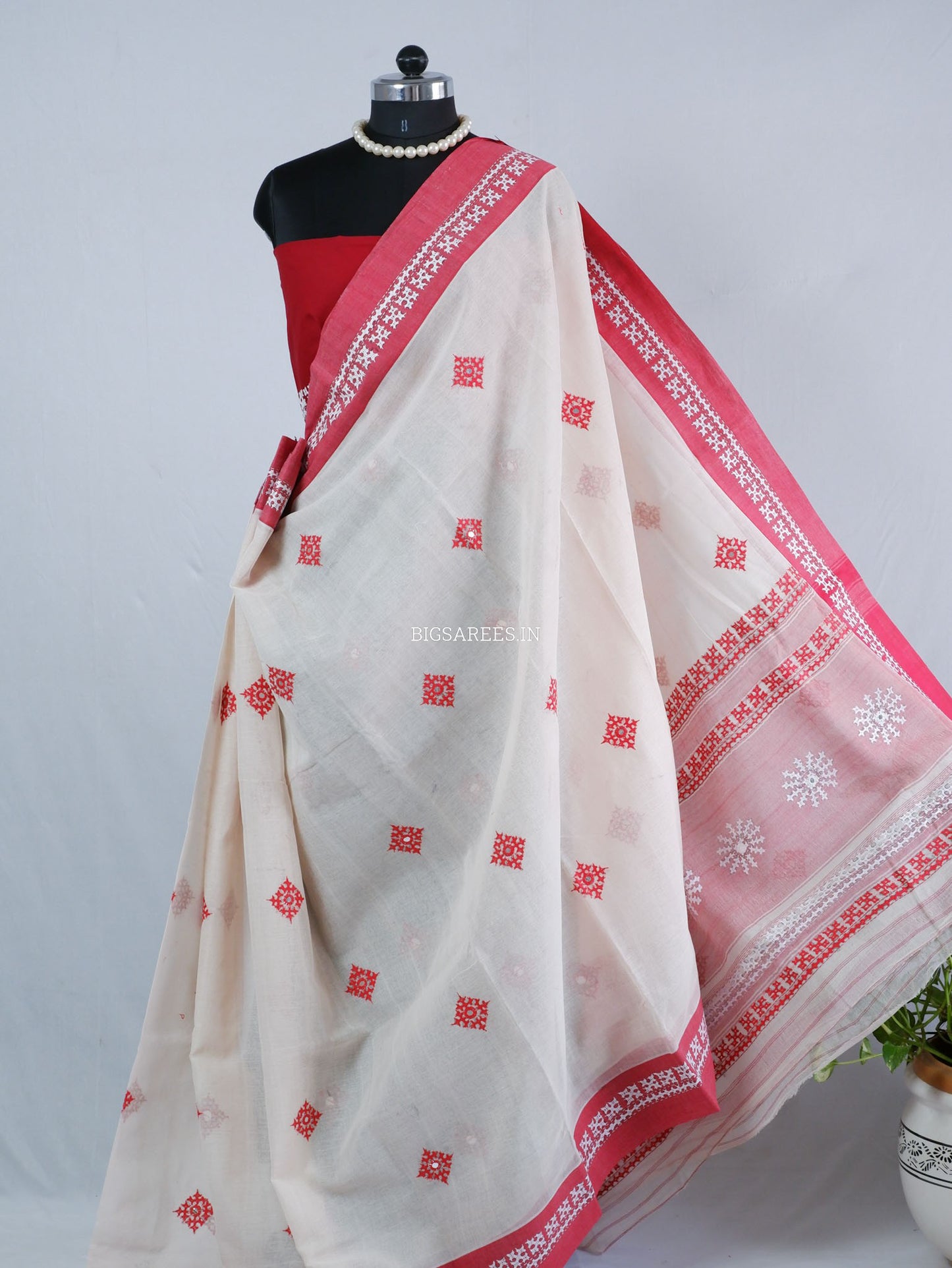 Kutchi Hand-Embroidered Saree with Blouse Piece | Dhonekhali Cotton | White/Red