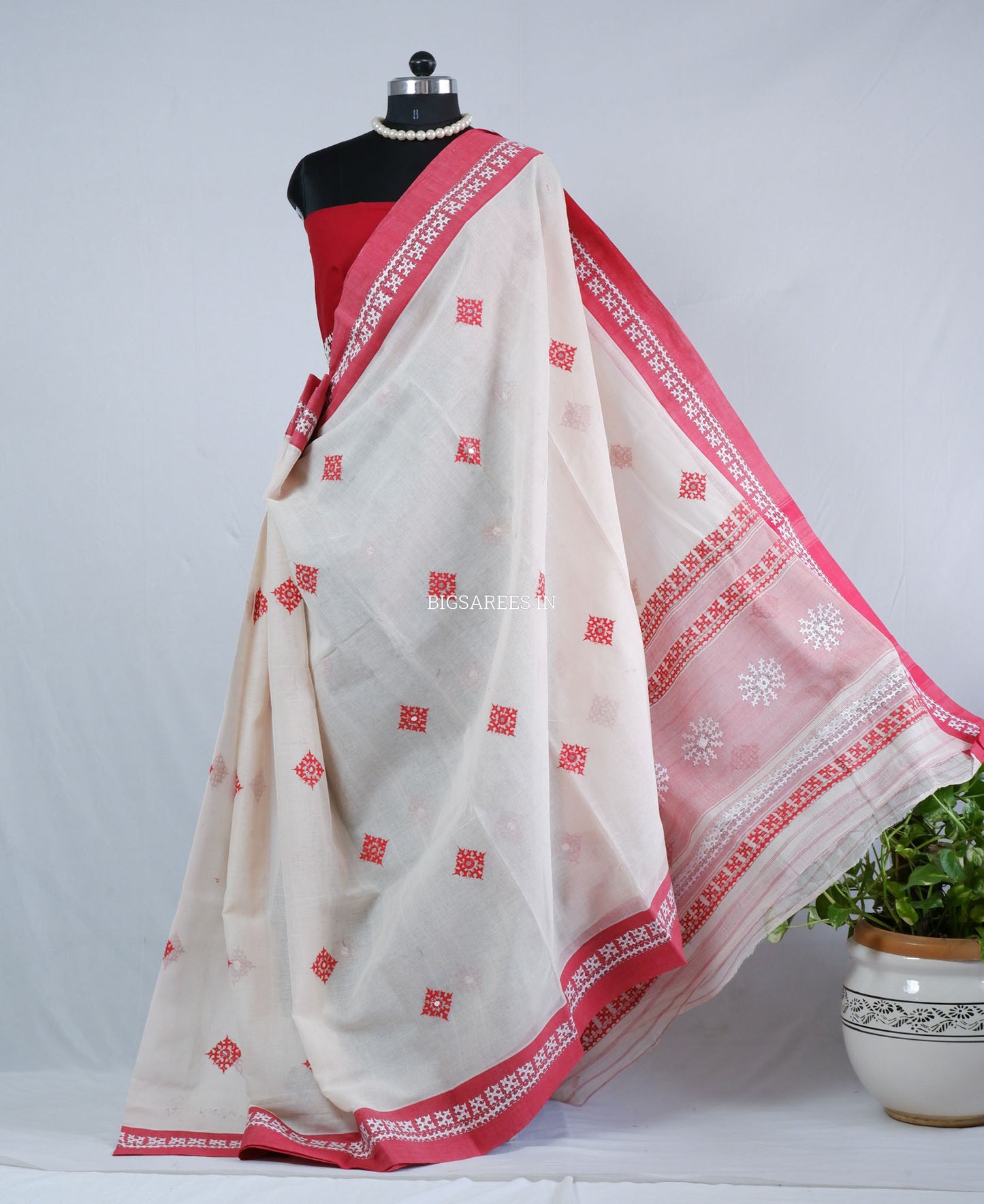 Kutchi Hand-Embroidered Saree with Blouse Piece | Dhonekhali Cotton | White/Red