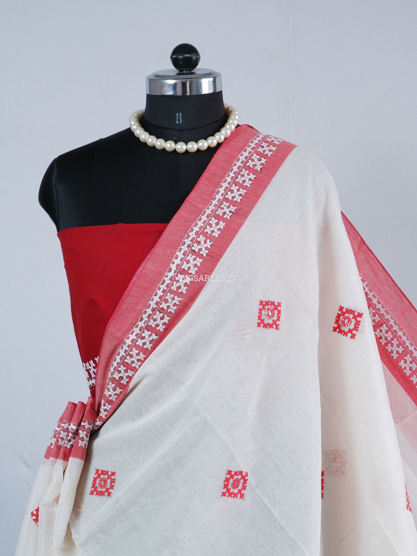 Kutchi Hand-Embroidered Saree with Blouse Piece | Dhonekhali Cotton | White/Red