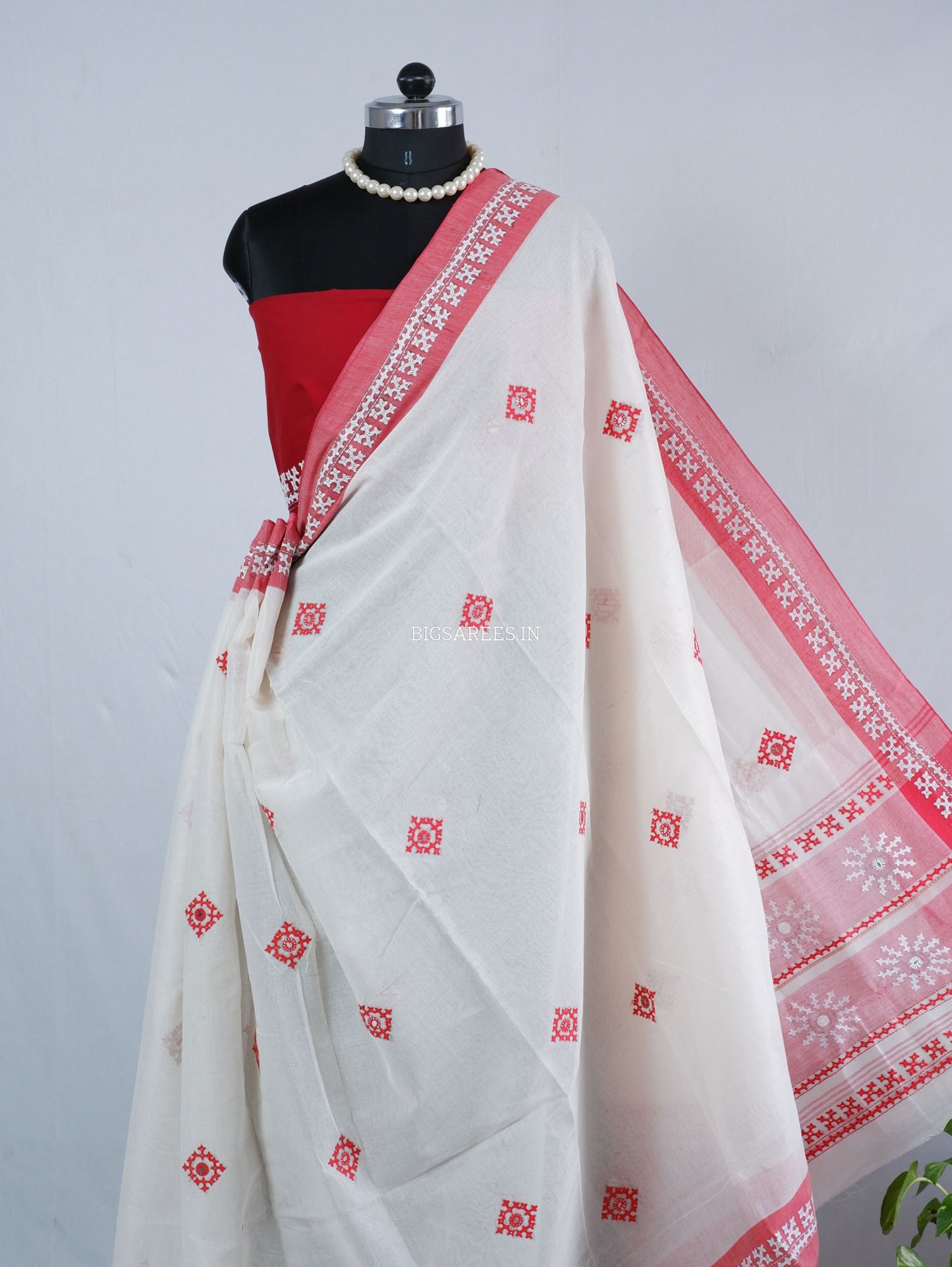 Kutchi Hand-Embroidered Saree with Blouse Piece | Dhonekhali Cotton | White/Red