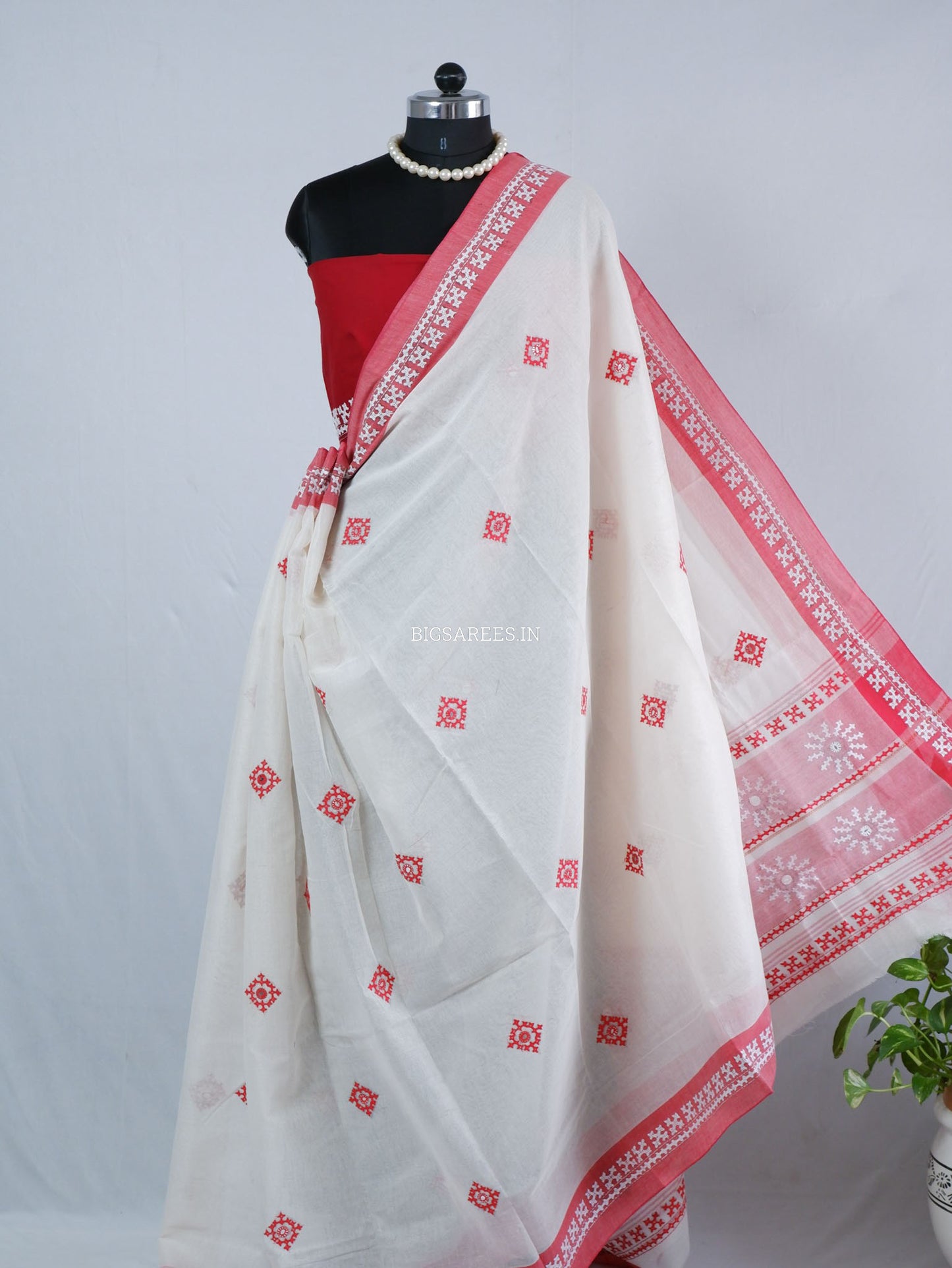 Kutchi Hand-Embroidered Saree with Blouse Piece | Dhonekhali Cotton | White/Red