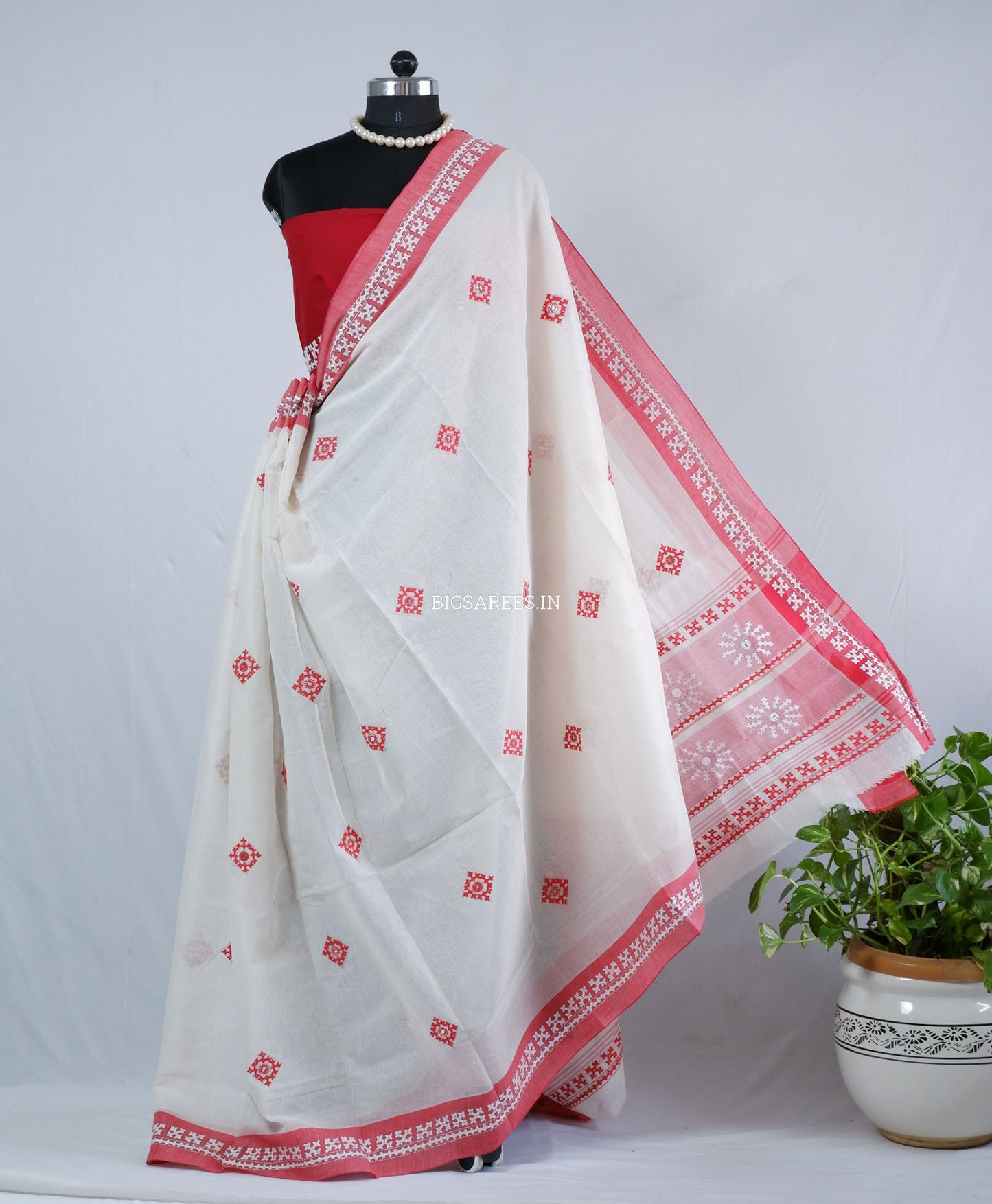 Kutchi Hand-Embroidered Saree with Blouse Piece | Dhonekhali Cotton | White/Red