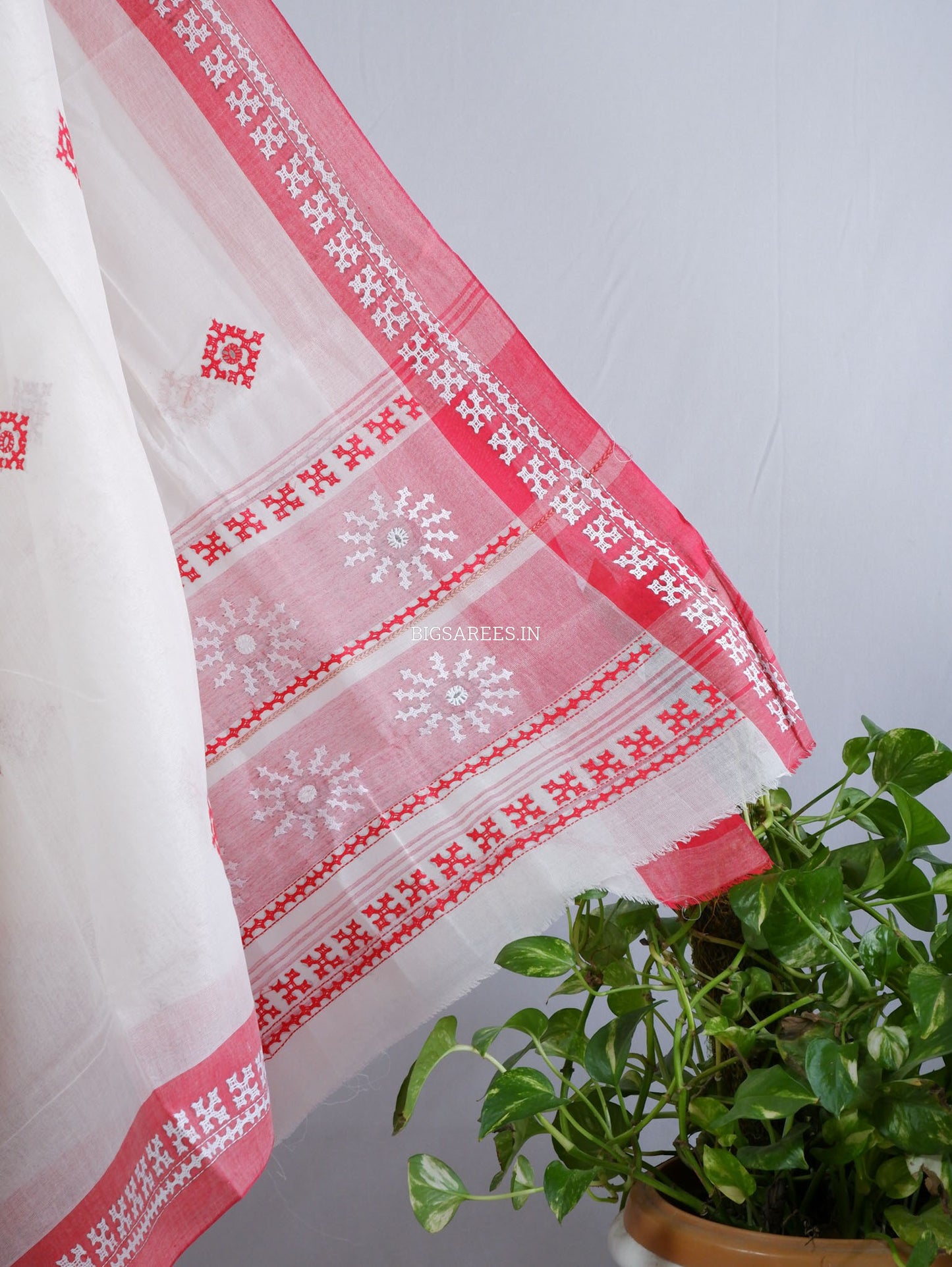Kutchi Hand-Embroidered Saree with Blouse Piece | Dhonekhali Cotton | White/Red