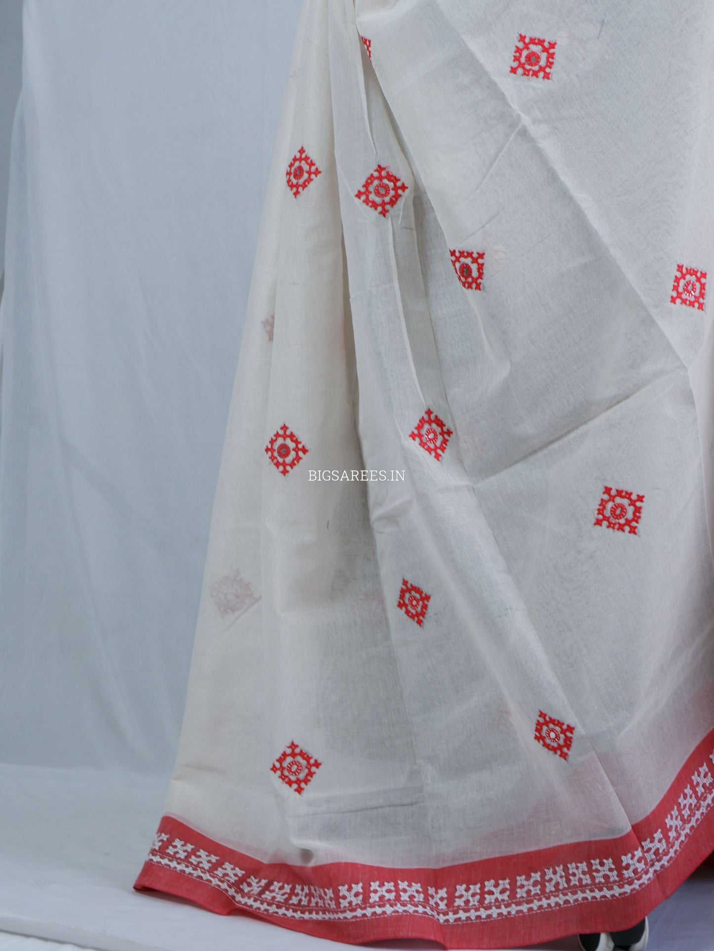 Kutchi Hand-Embroidered Saree with Blouse Piece | Dhonekhali Cotton | White/Red