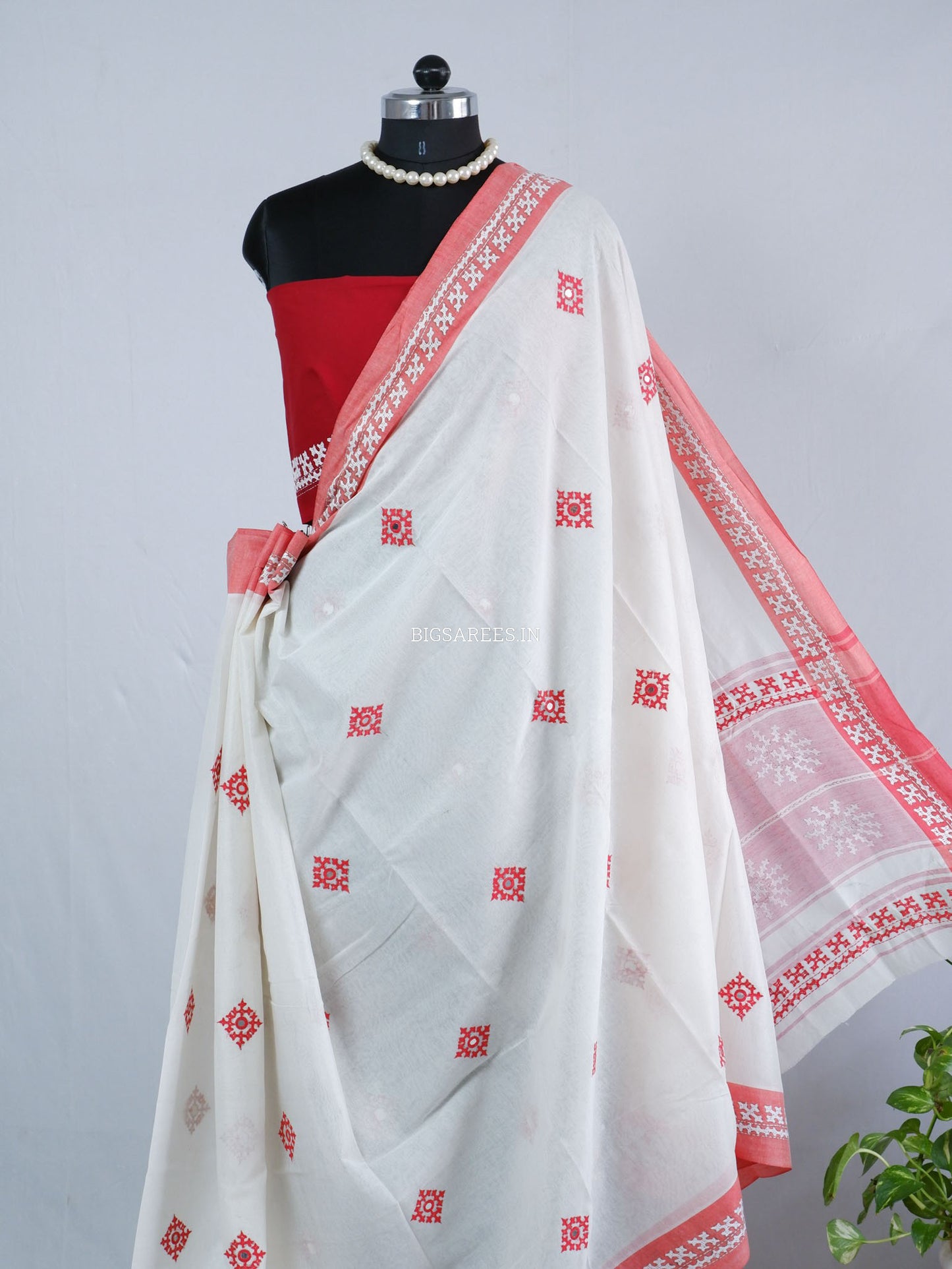 Kutchi Hand-Embroidered Saree with Blouse Piece | Dhonekhali Cotton | White/Red