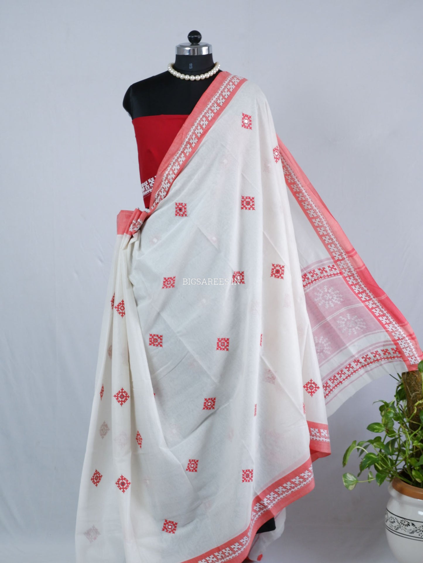 Kutchi Hand-Embroidered Saree with Blouse Piece | Dhonekhali Cotton | White/Red