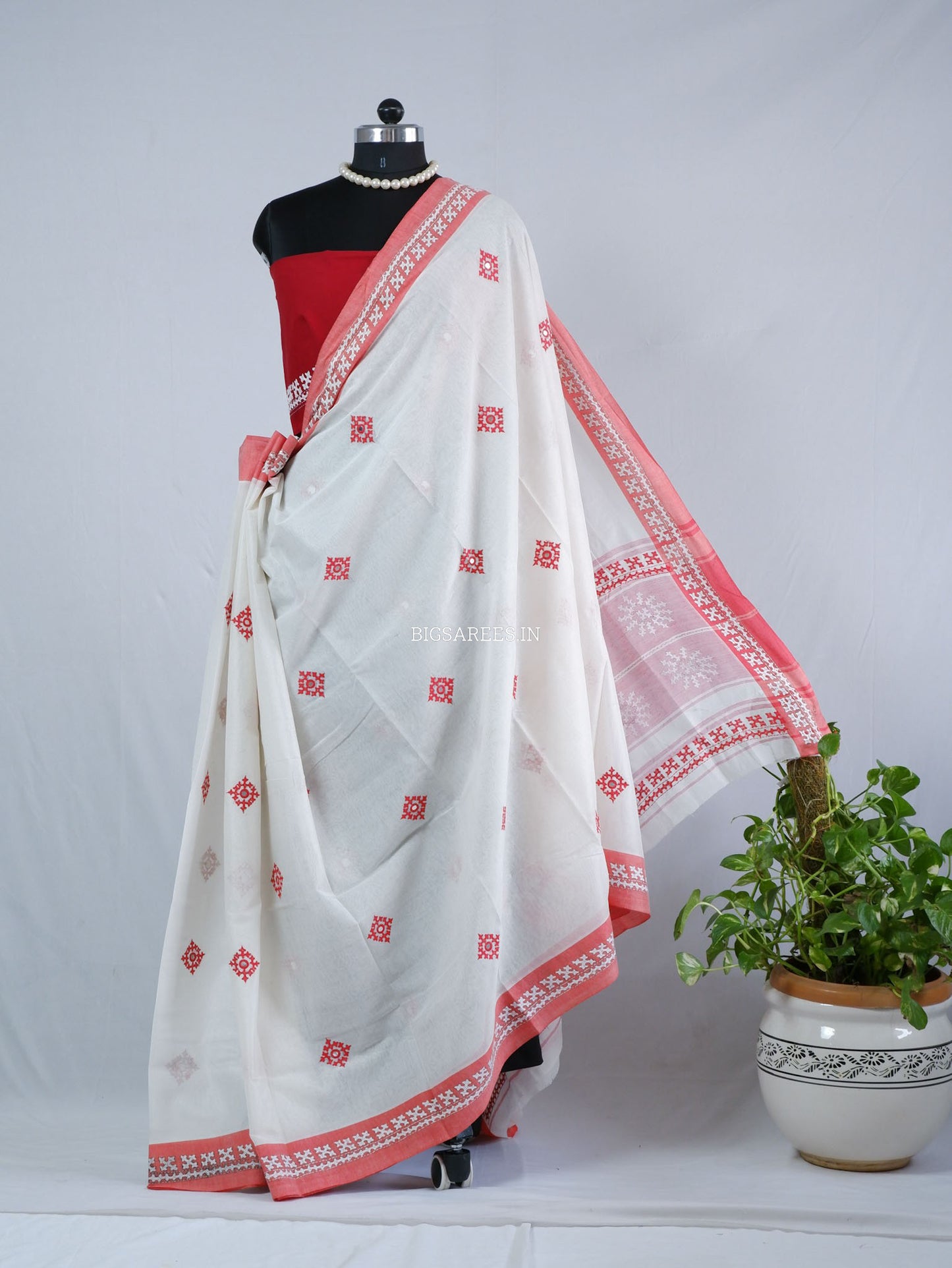 Kutchi Hand-Embroidered Saree with Blouse Piece | Dhonekhali Cotton | White/Red