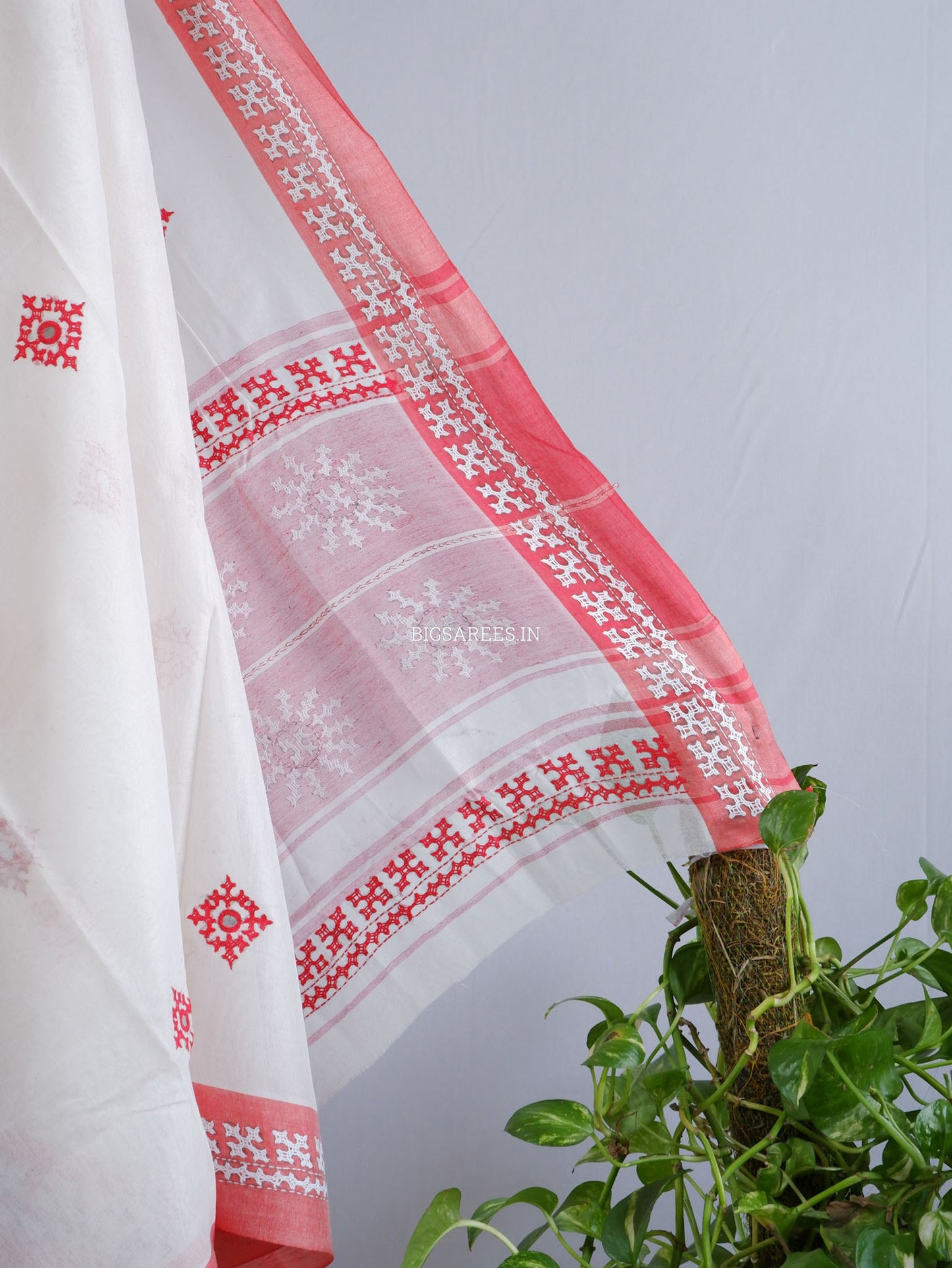 Kutchi Hand-Embroidered Saree with Blouse Piece | Dhonekhali Cotton | White/Red