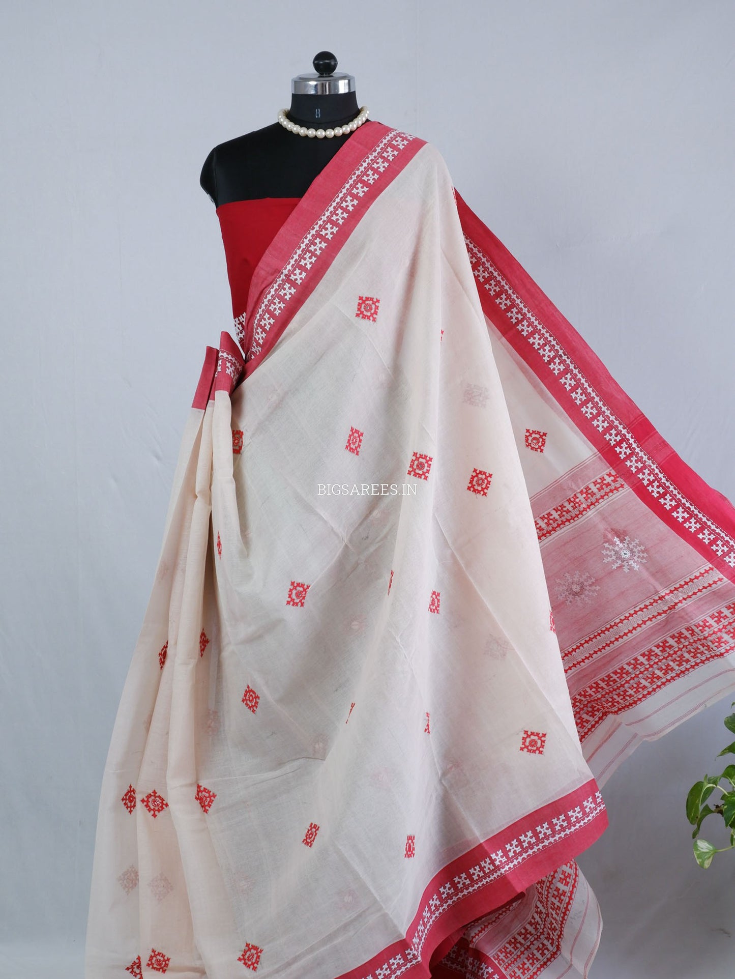 Kutchi Hand-Embroidered Saree with Blouse Piece | Dhonekhali Cotton | White/Red