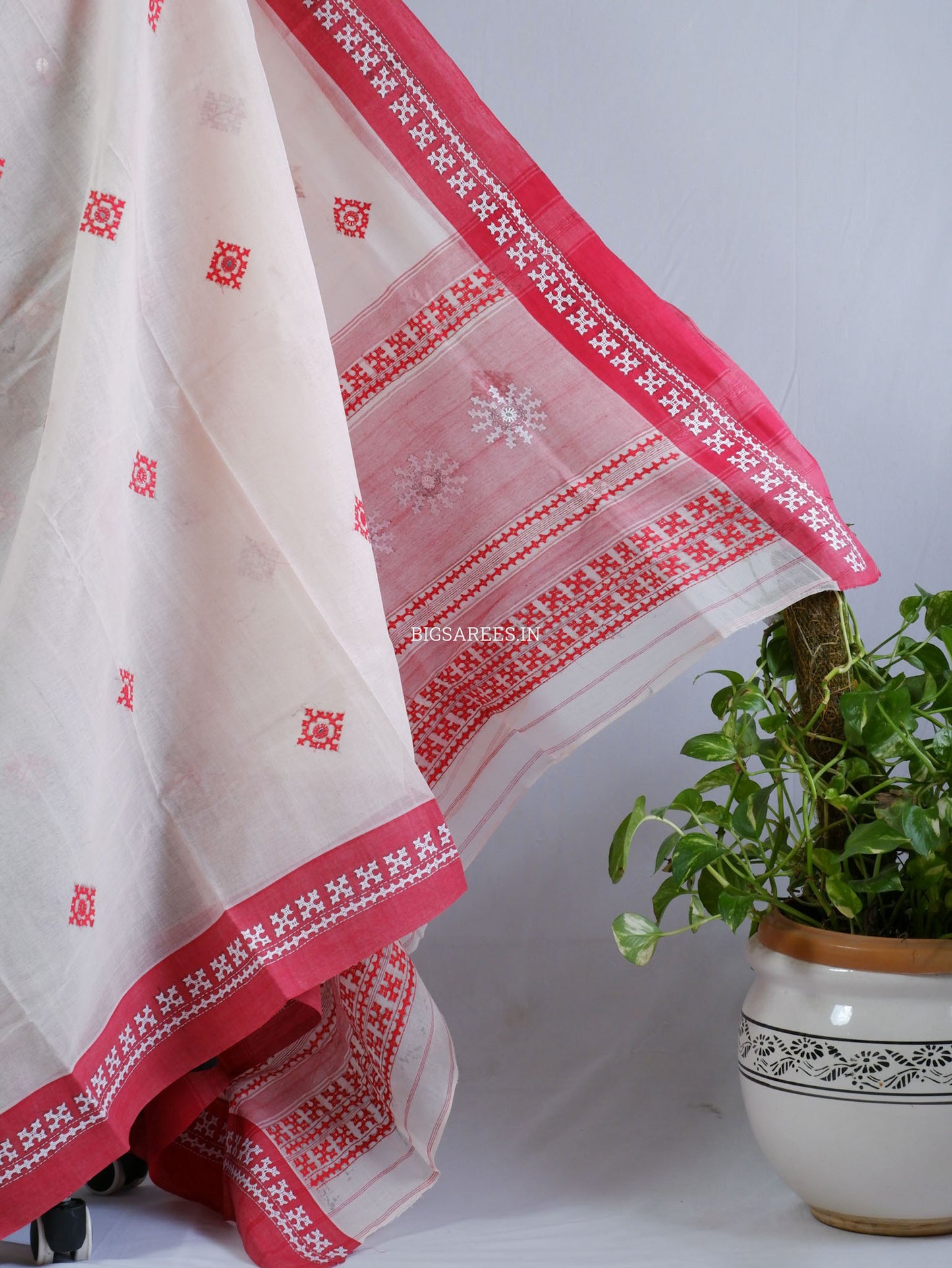 Kutchi Hand-Embroidered Saree with Blouse Piece | Dhonekhali Cotton | White/Red