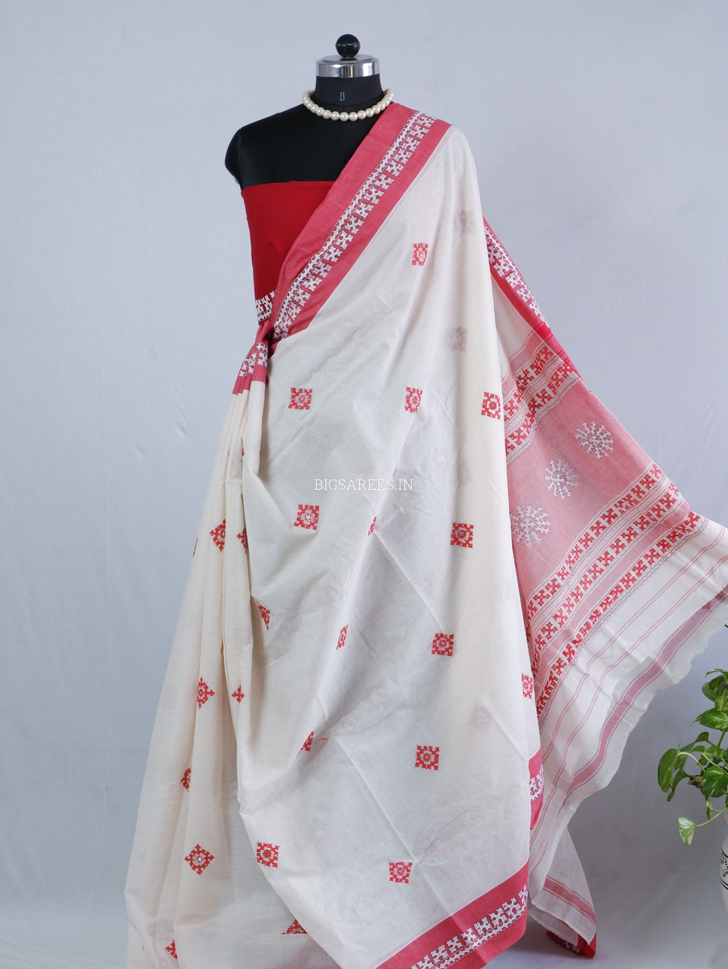 Kutchi Hand-Embroidered Saree with Blouse Piece | Dhonekhali Cotton | White/Red