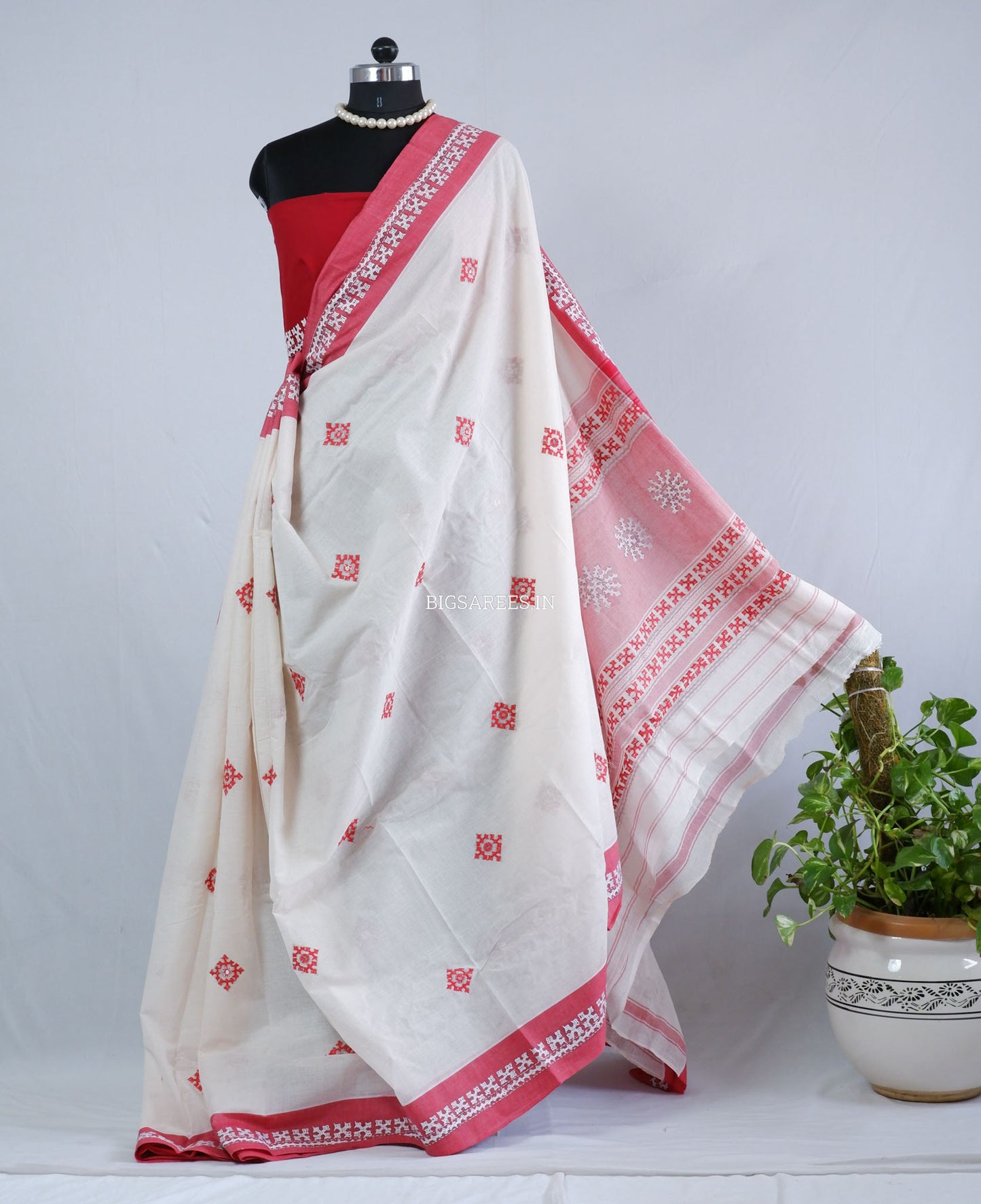 Kutchi Hand-Embroidered Saree with Blouse Piece | Dhonekhali Cotton | White/Red