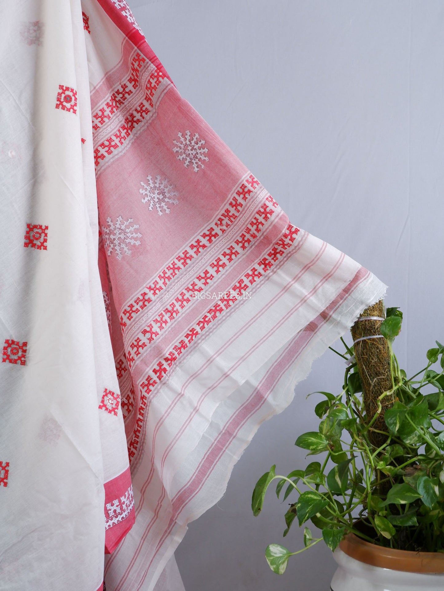 Kutchi Hand-Embroidered Saree with Blouse Piece | Dhonekhali Cotton | White/Red