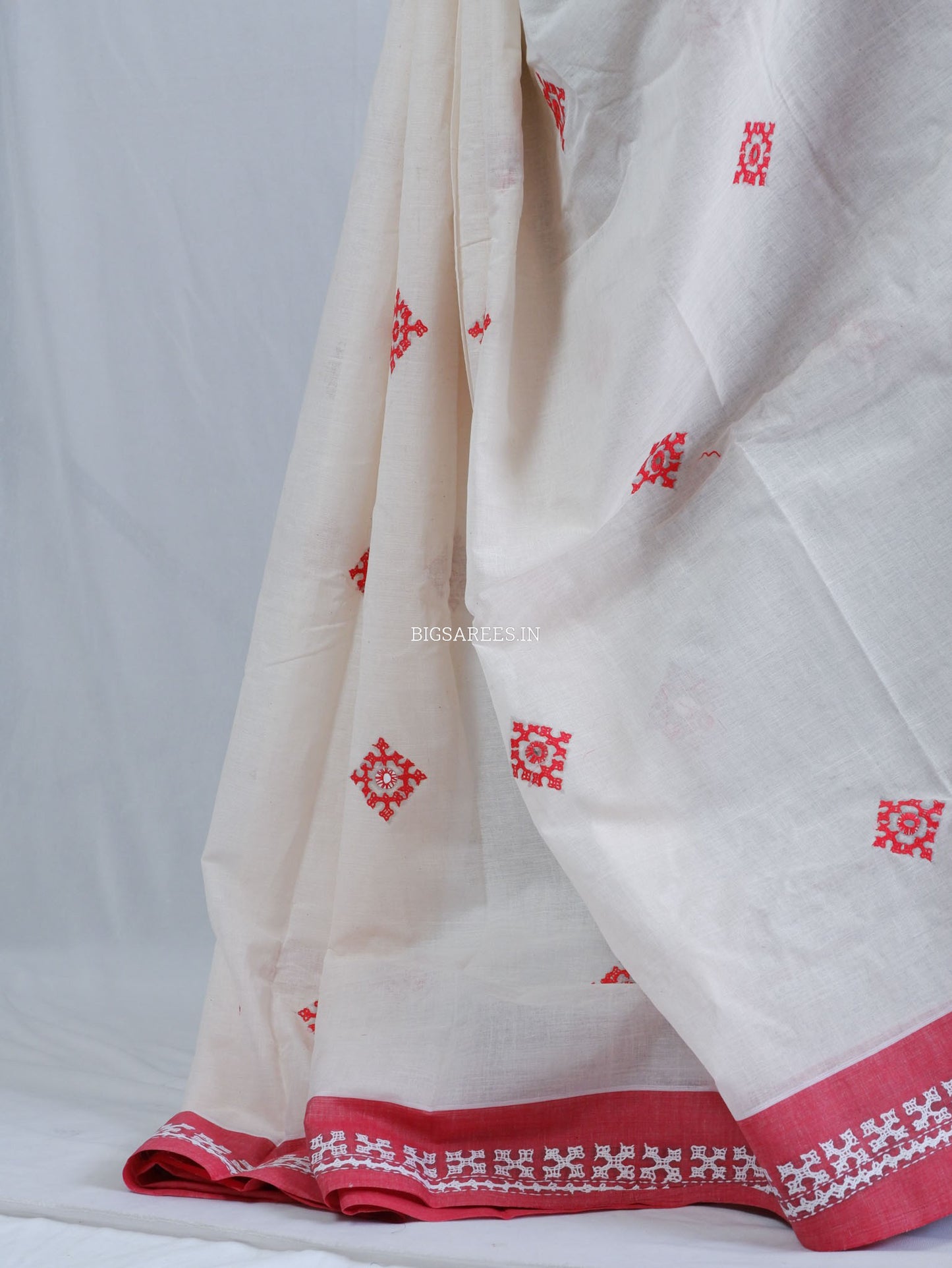 Kutchi Hand-Embroidered Saree with Blouse Piece | Dhonekhali Cotton | White/Red