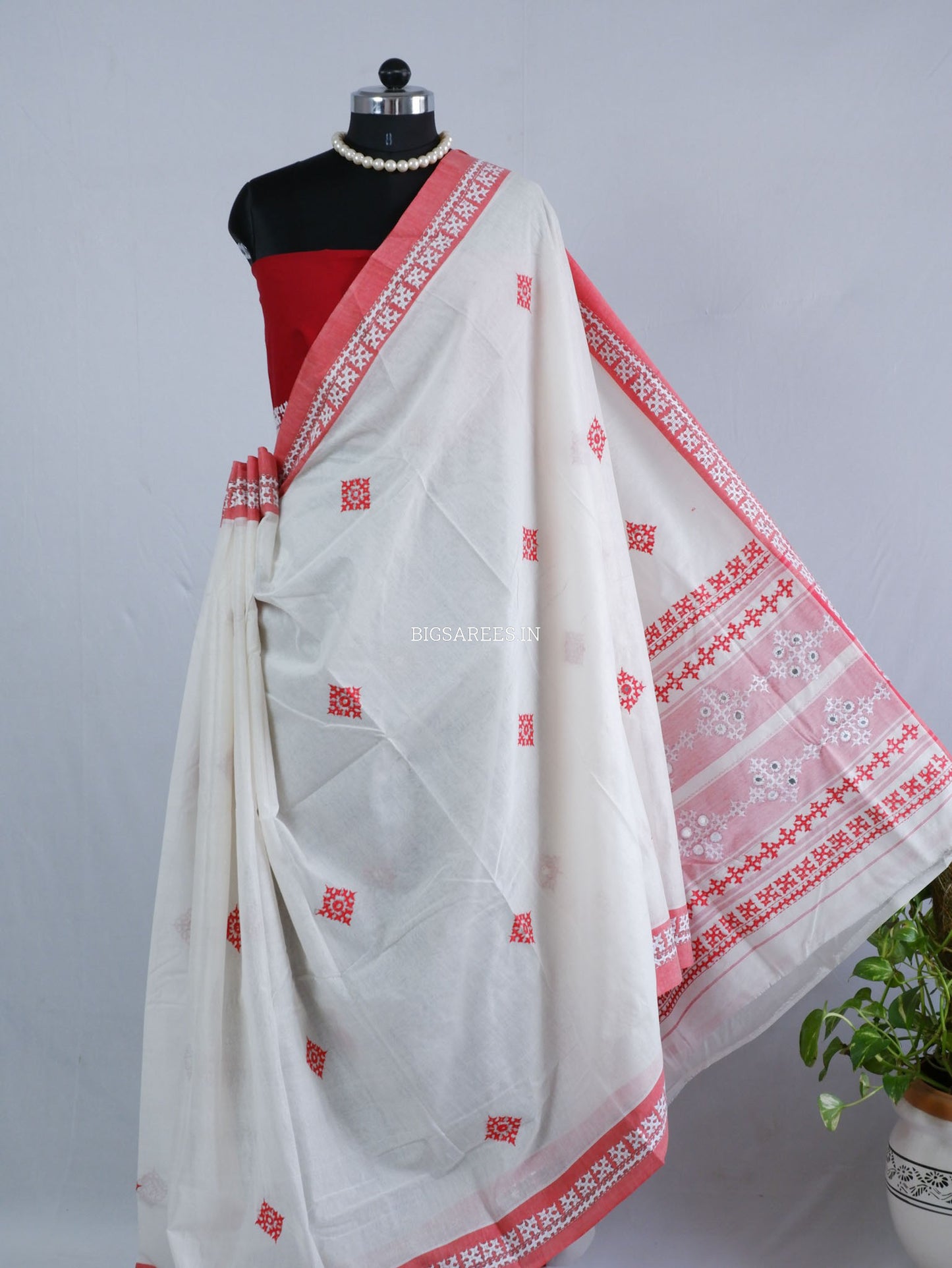 Kutchi Hand-Embroidered Saree with Blouse Piece | Dhonekhali Cotton | White/Red