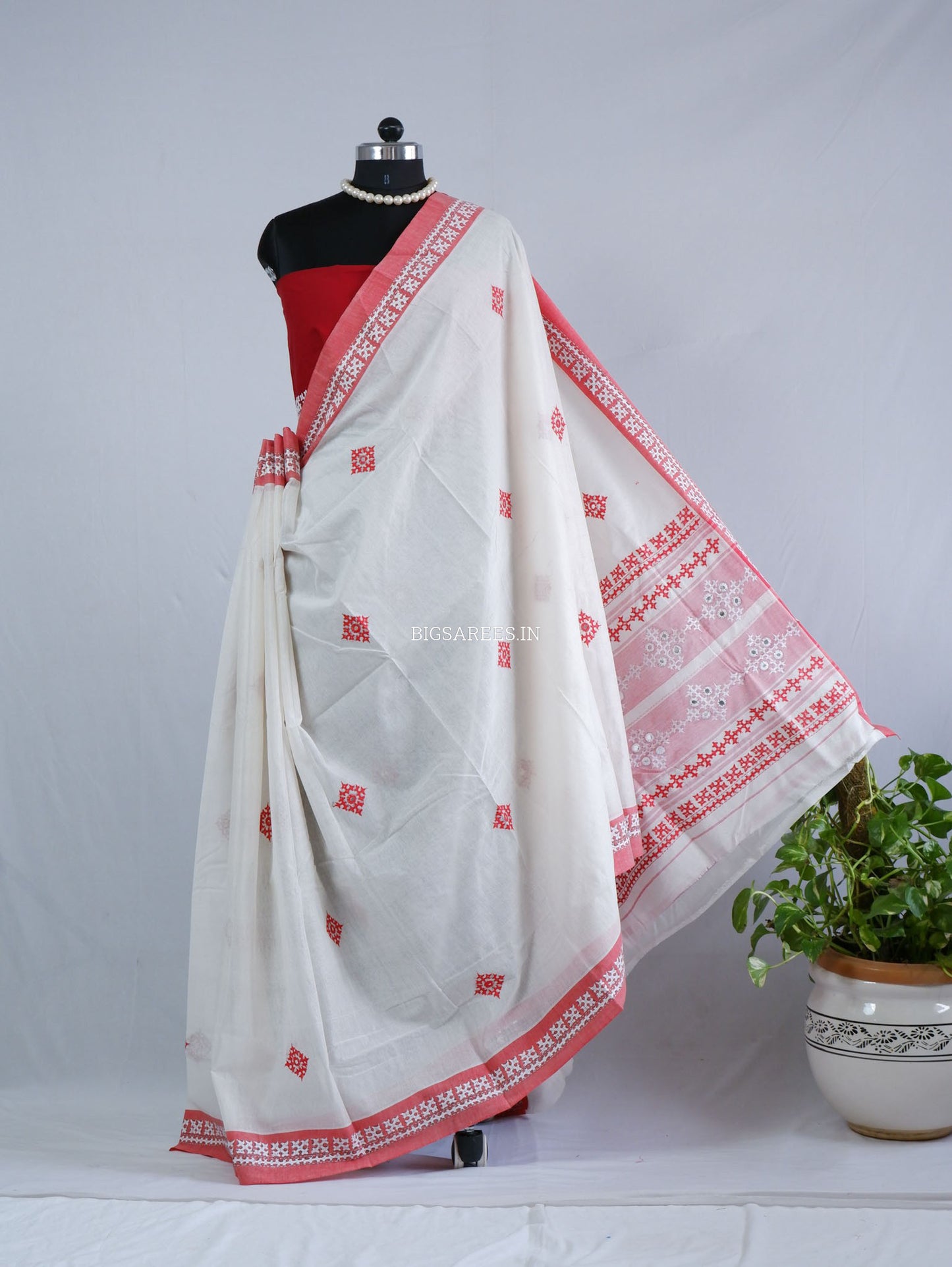 Kutchi Hand-Embroidered Saree with Blouse Piece | Dhonekhali Cotton | White/Red