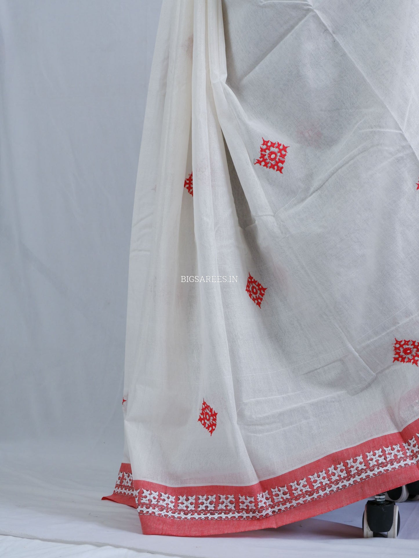 Kutchi Hand-Embroidered Saree with Blouse Piece | Dhonekhali Cotton | White/Red