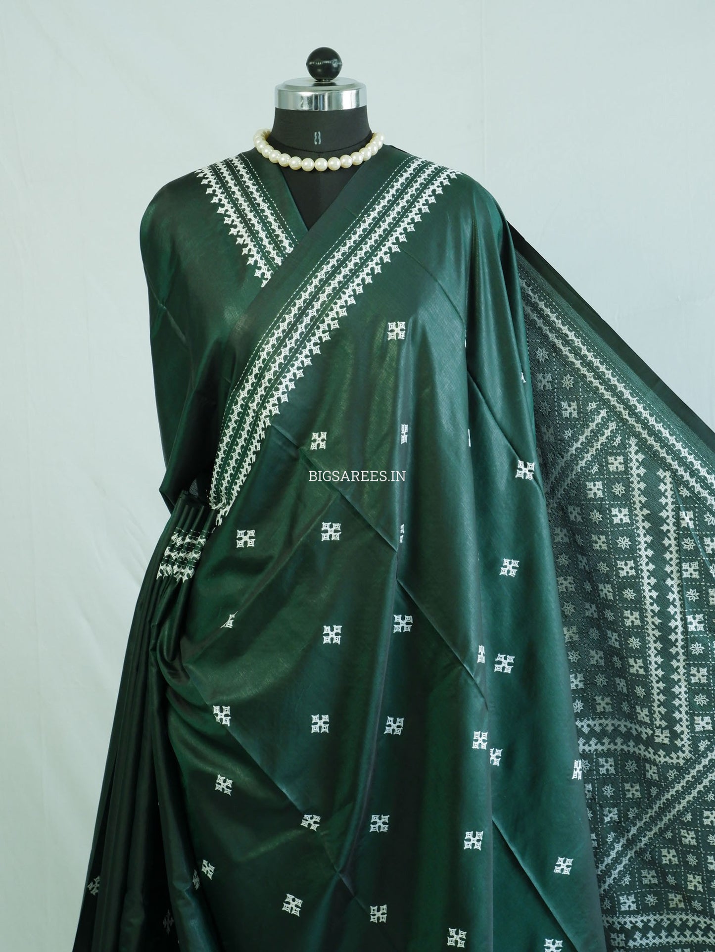 Kutchi/Gujarati Hand Embroidered Saree  | Blended Bangalore Silk / Art Silk | Emerald Green