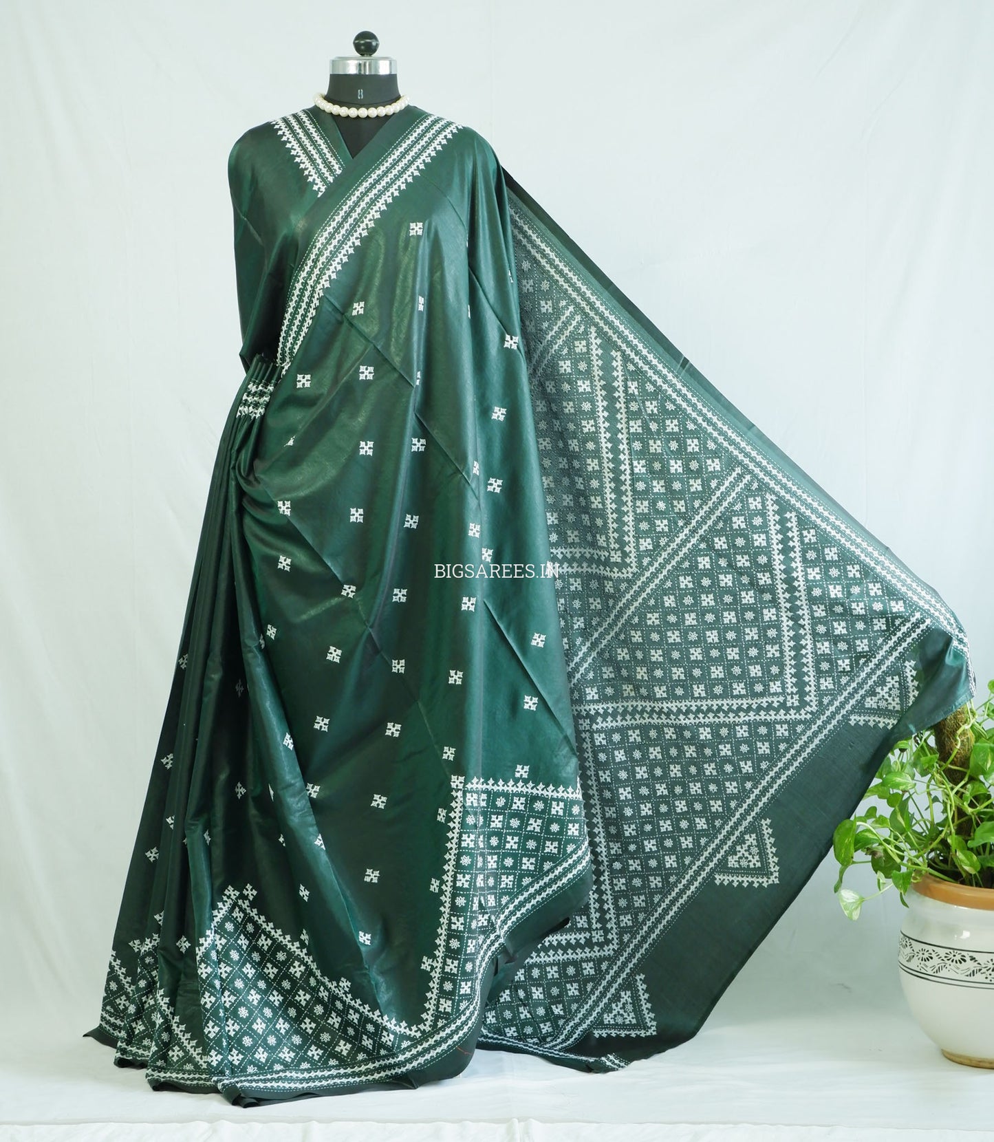 Kutchi/Gujarati Hand Embroidered Saree  | Blended Bangalore Silk / Art Silk | Emerald Green
