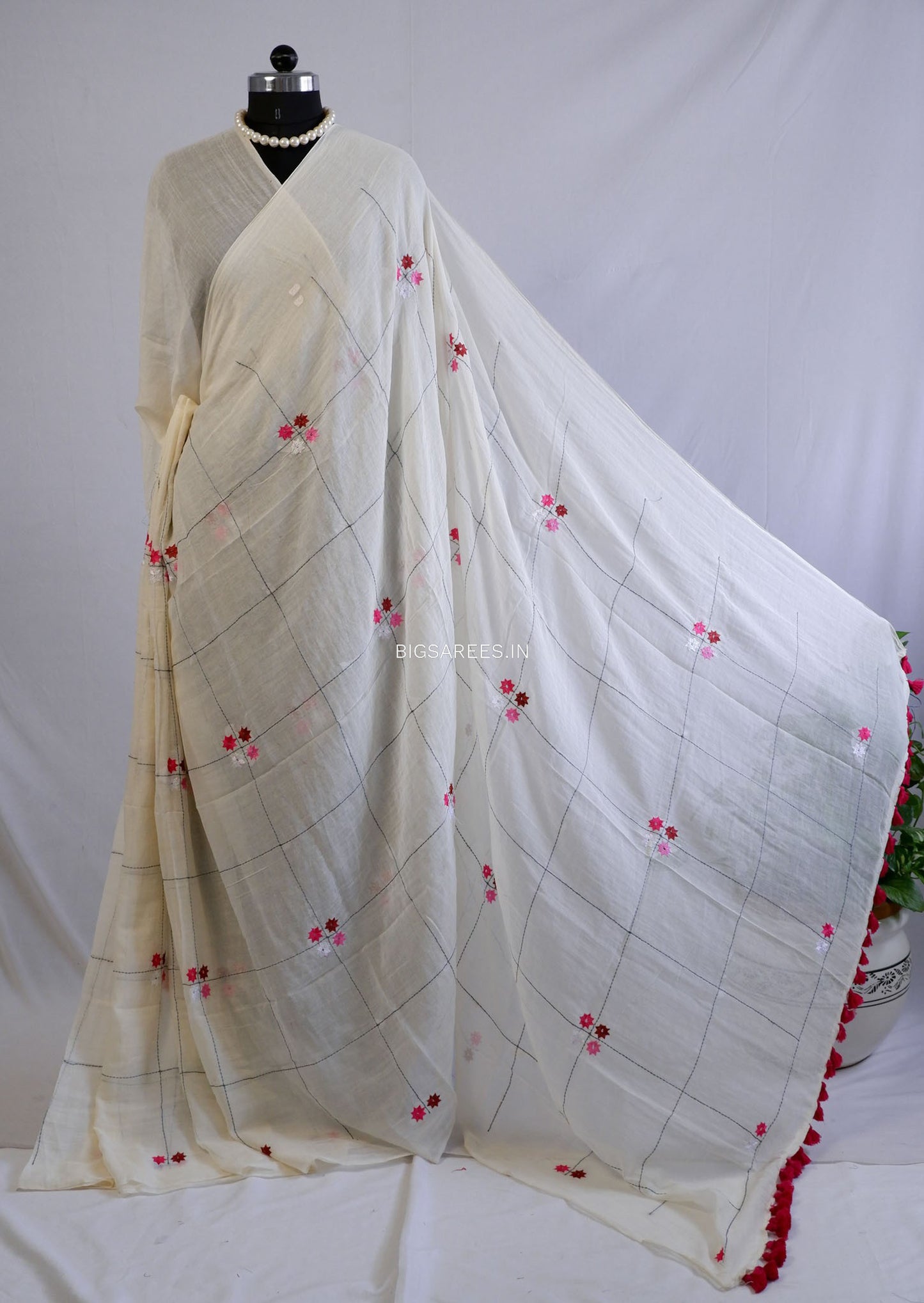 Mul Cotton Saree With Blouse | Machine Embroidery | White