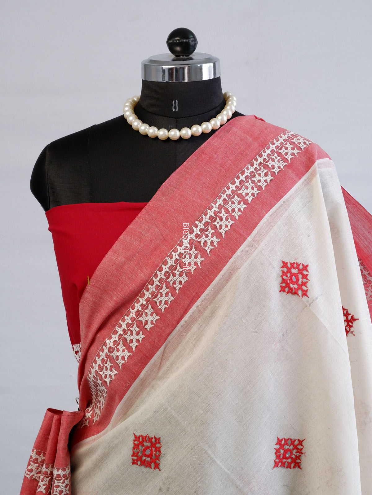 Kutchi Hand-Embroidered Saree with Blouse Piece | Dhonekhali Cotton | White/Red