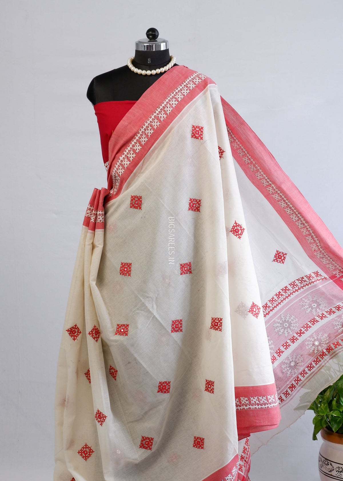 Kutchi Hand-Embroidered Saree with Blouse Piece | Dhonekhali Cotton | White/Red