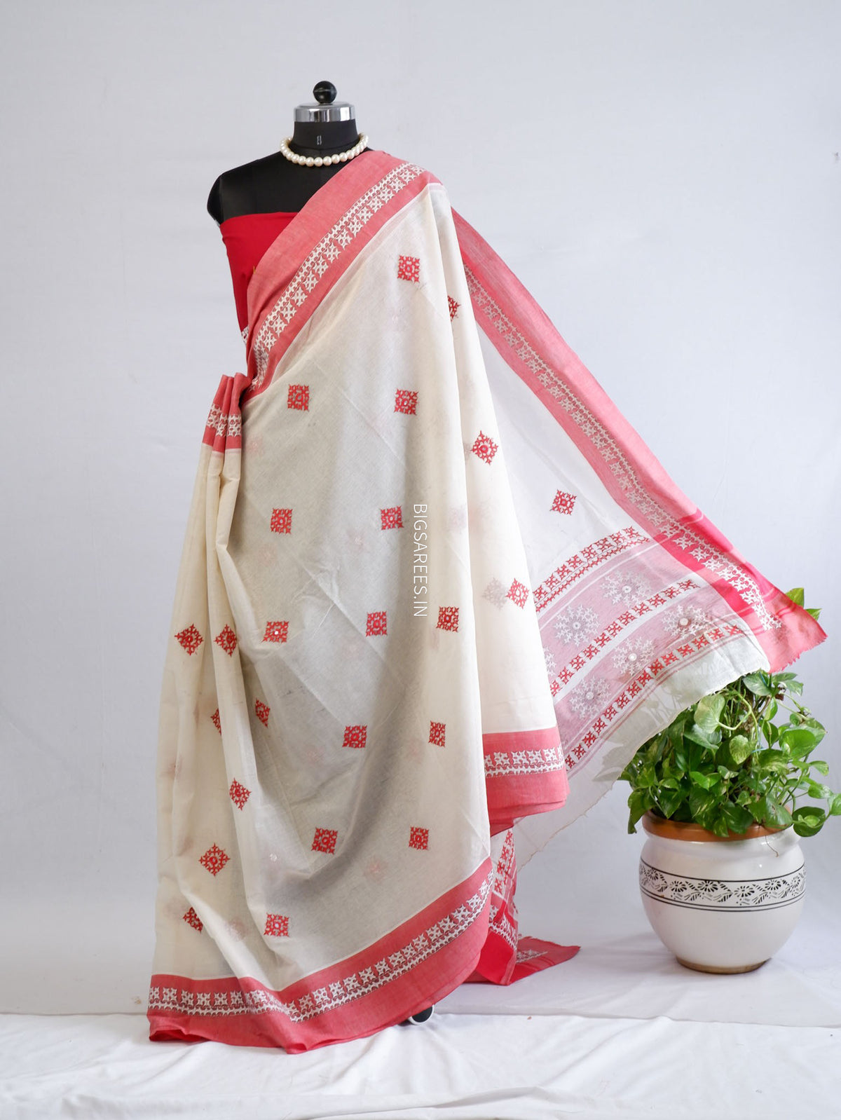 Kutchi Hand-Embroidered Saree with Blouse Piece | Dhonekhali Cotton | White/Red