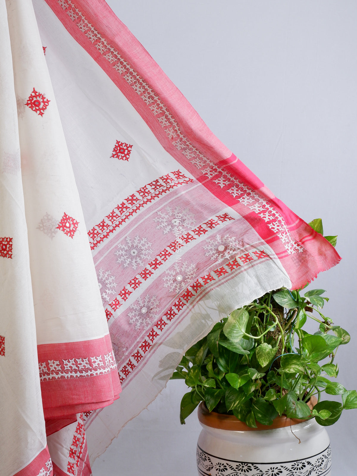 Kutchi Hand-Embroidered Saree with Blouse Piece | Dhonekhali Cotton | White/Red