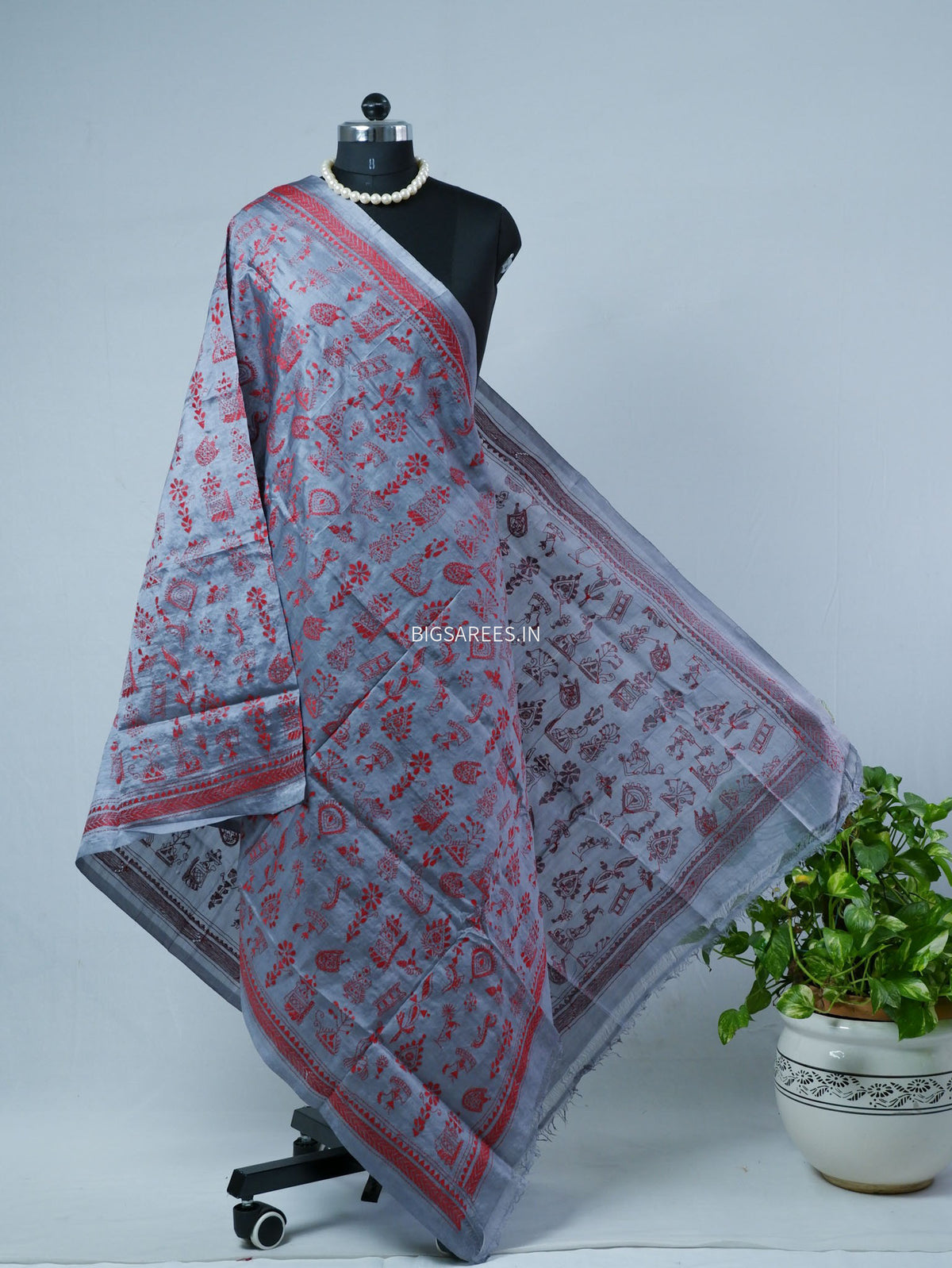 Kantha Hand-Embroidered Dupatta | Semi Tussar Silk | Metallic Grey