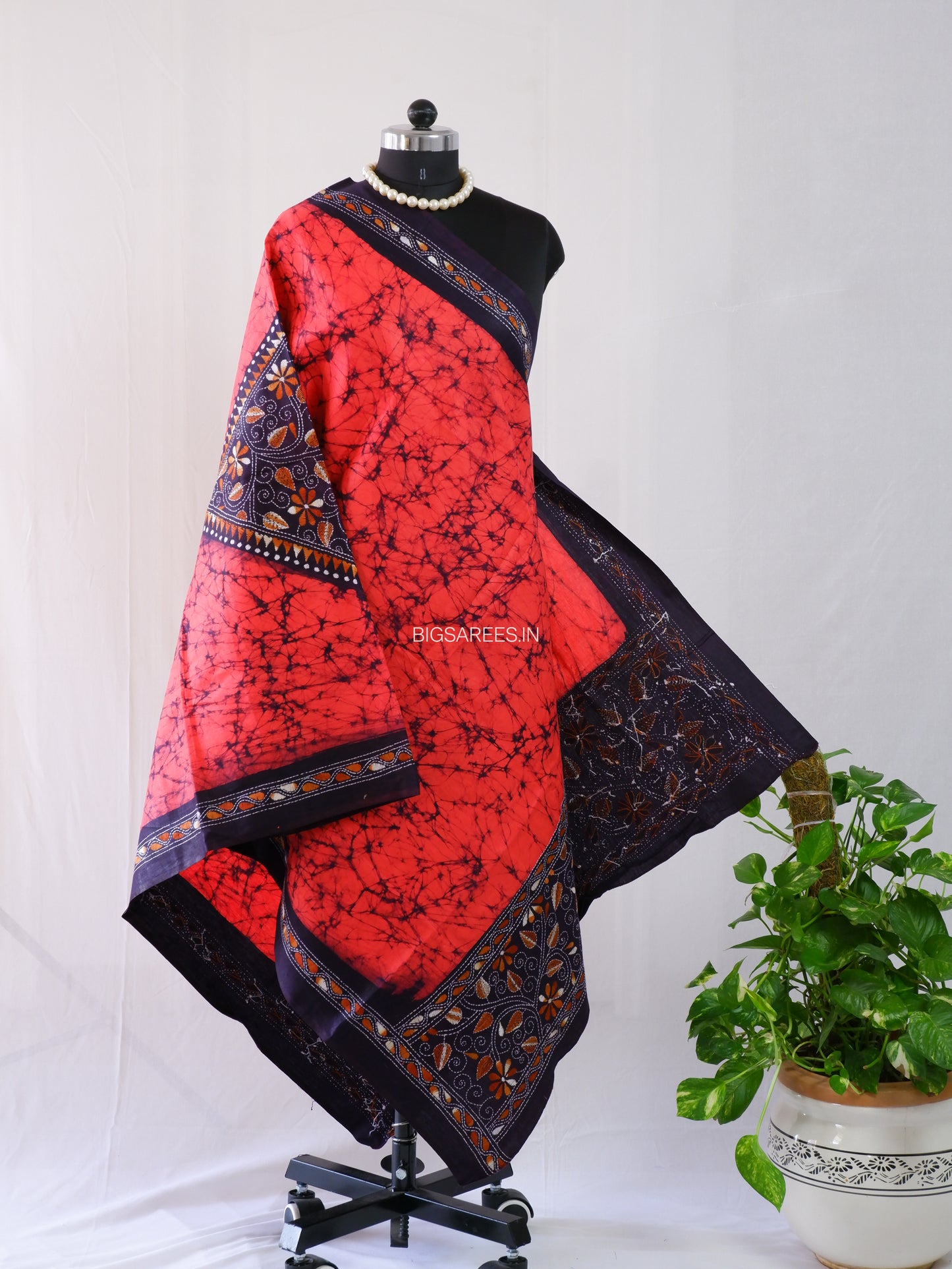 Hand Batik & Kantha Embroidered Dupatta | Cotton | Red/black