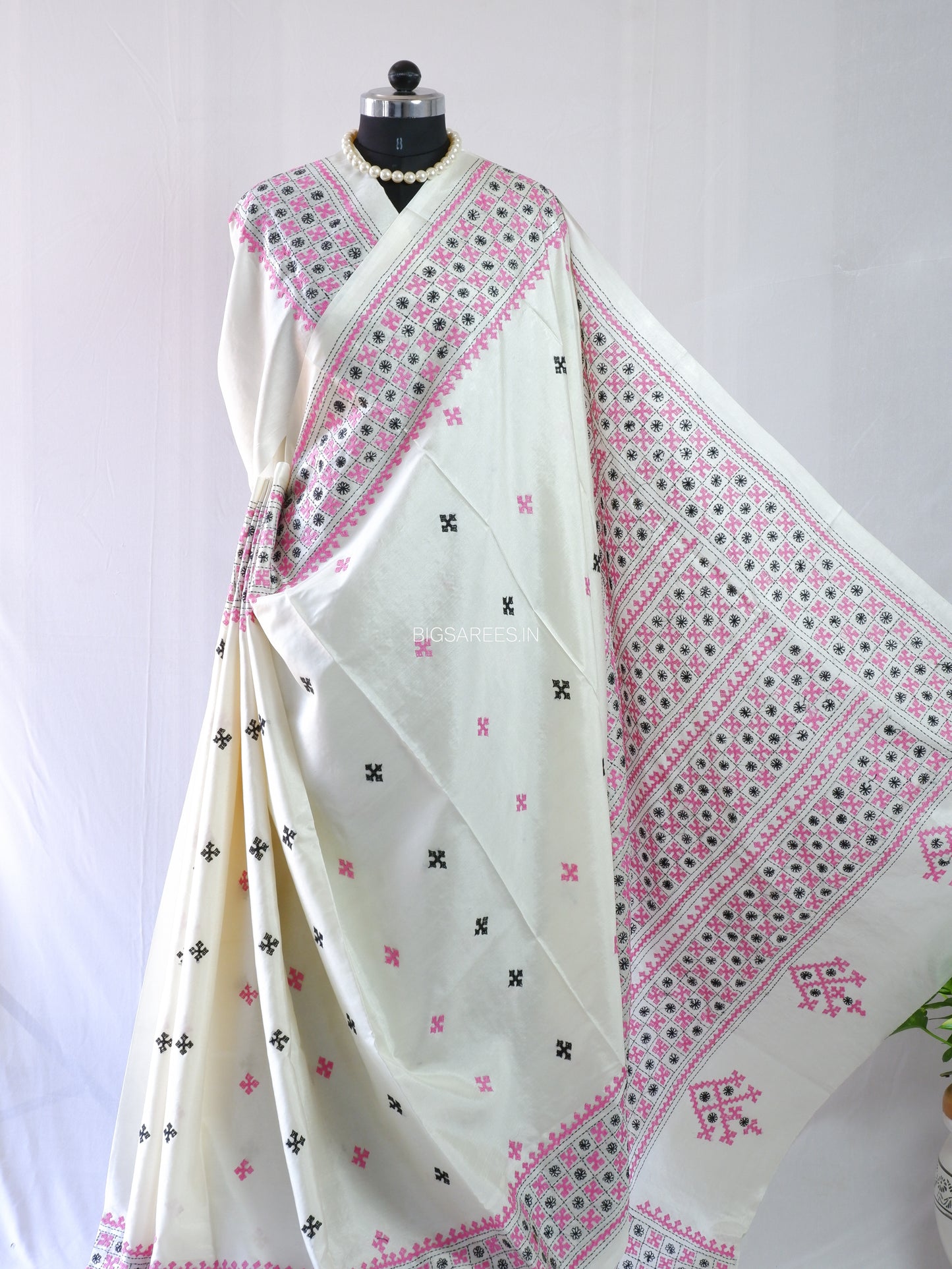 Kutchi/Gujarati Hand Embroidered Saree  | Blended Bangalore Silk / Art Silk | White